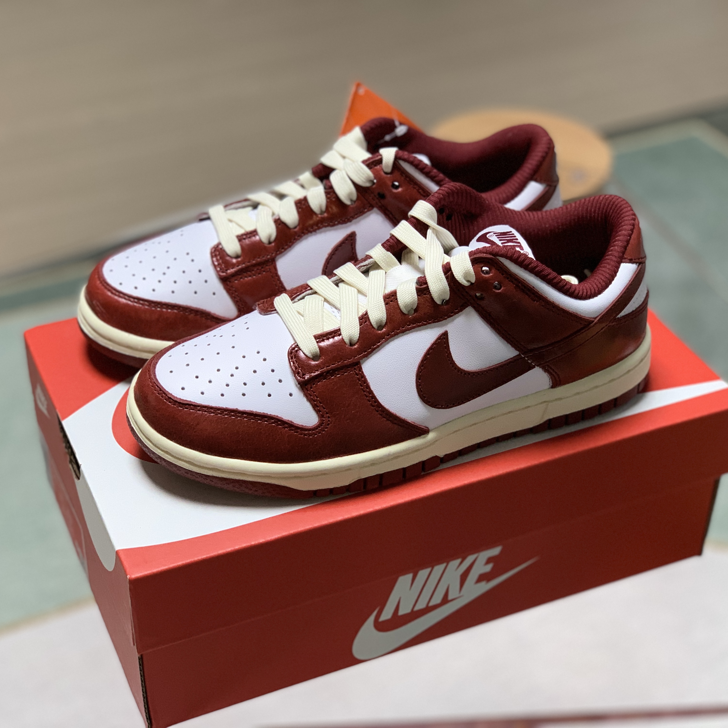 (W) Nike Dunk Low Retro PRM Team Red and White 착용 스타일