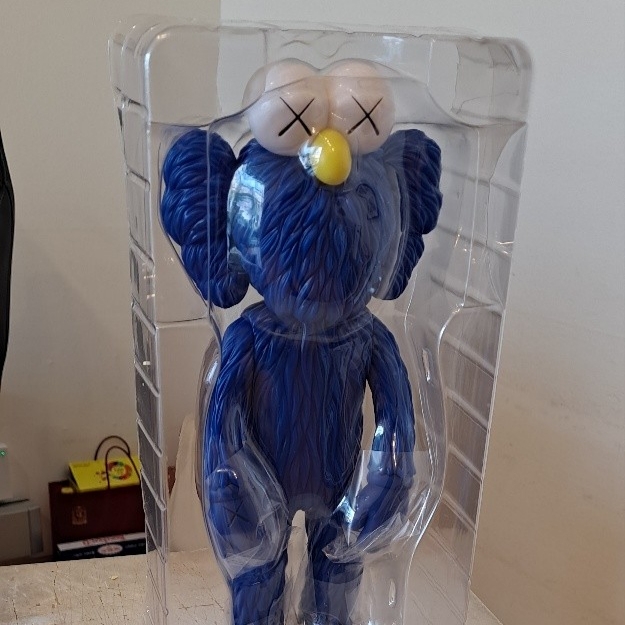 Kaws BFF Open Edition Vinyl Figure Blue 착용 스타일