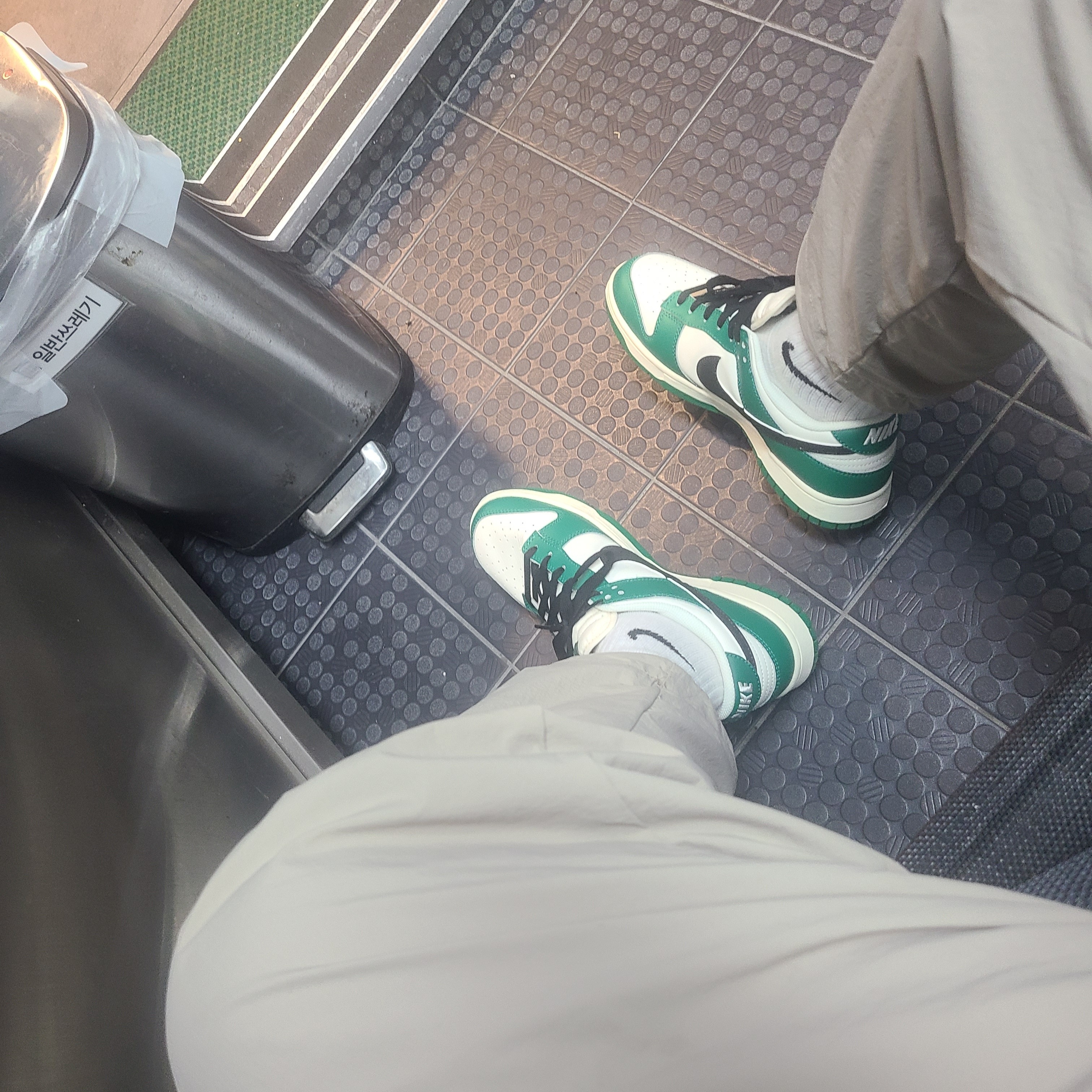 Nike Dunk Low Retro SE Jackpot Malachite 착용 스타일