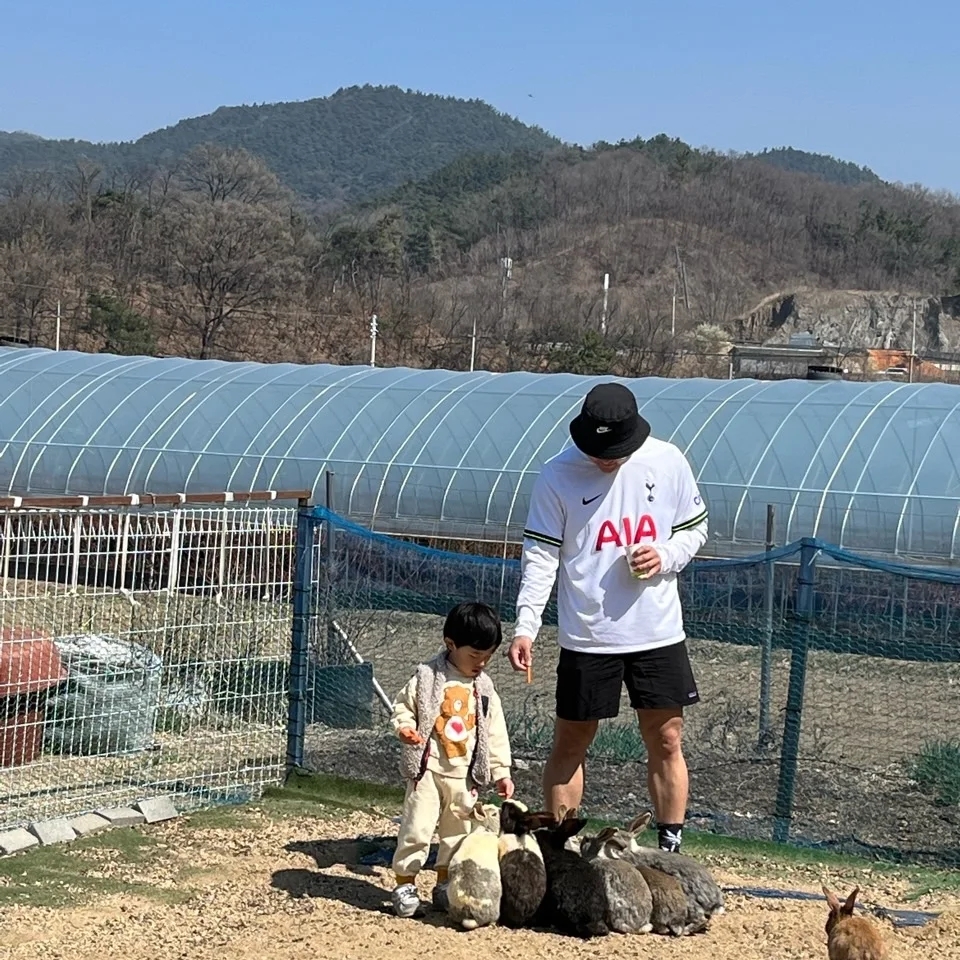 Nike Futura Washed Bucket Hat Black, Nike Tottenham Hotspur 2022/23 Dri-Fit Stadium Home Jersey White (Non Marking Ver.) 착용 스타일