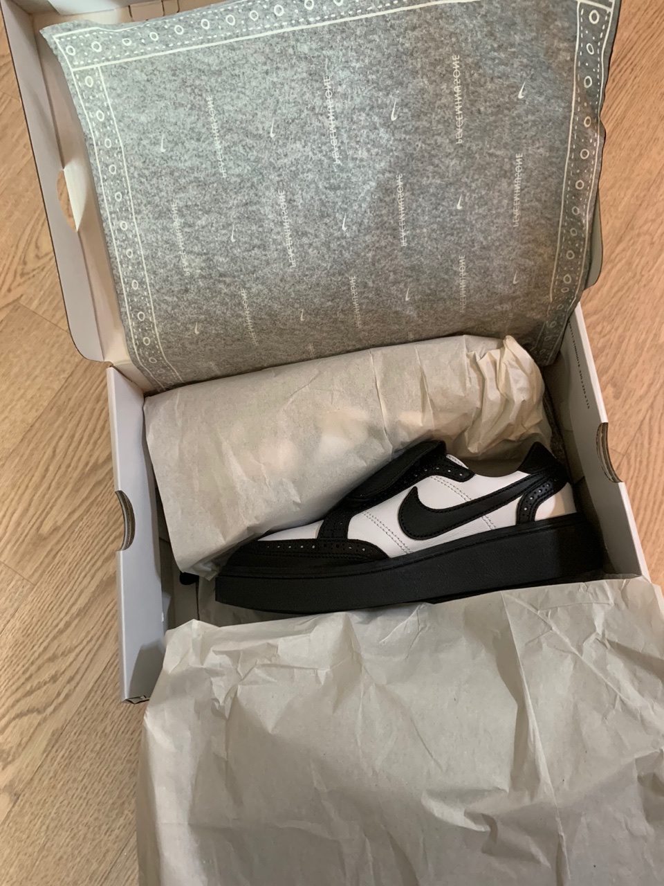 (TD) Jordan 1 x Travis Scott Retro Low OG SP Medium Olive, Nike x Peaceminusone Kwondo1 Black and White 착용 스타일 - 3