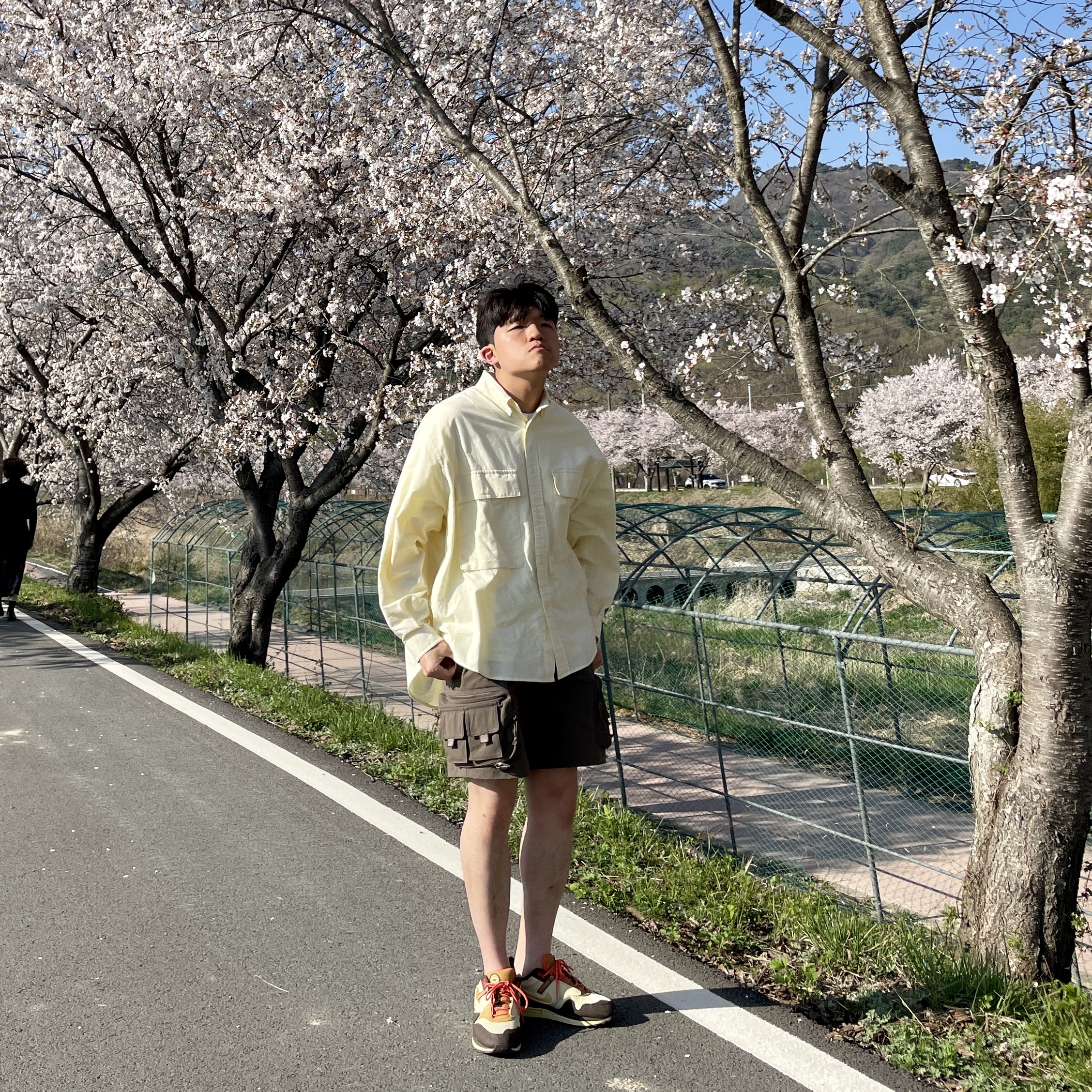 Nike x Travis Scott Air Max 1 Cact.us Brown, Nike ACG Cargo Shorts Ironstone - Asia 착용 스타일 - 1