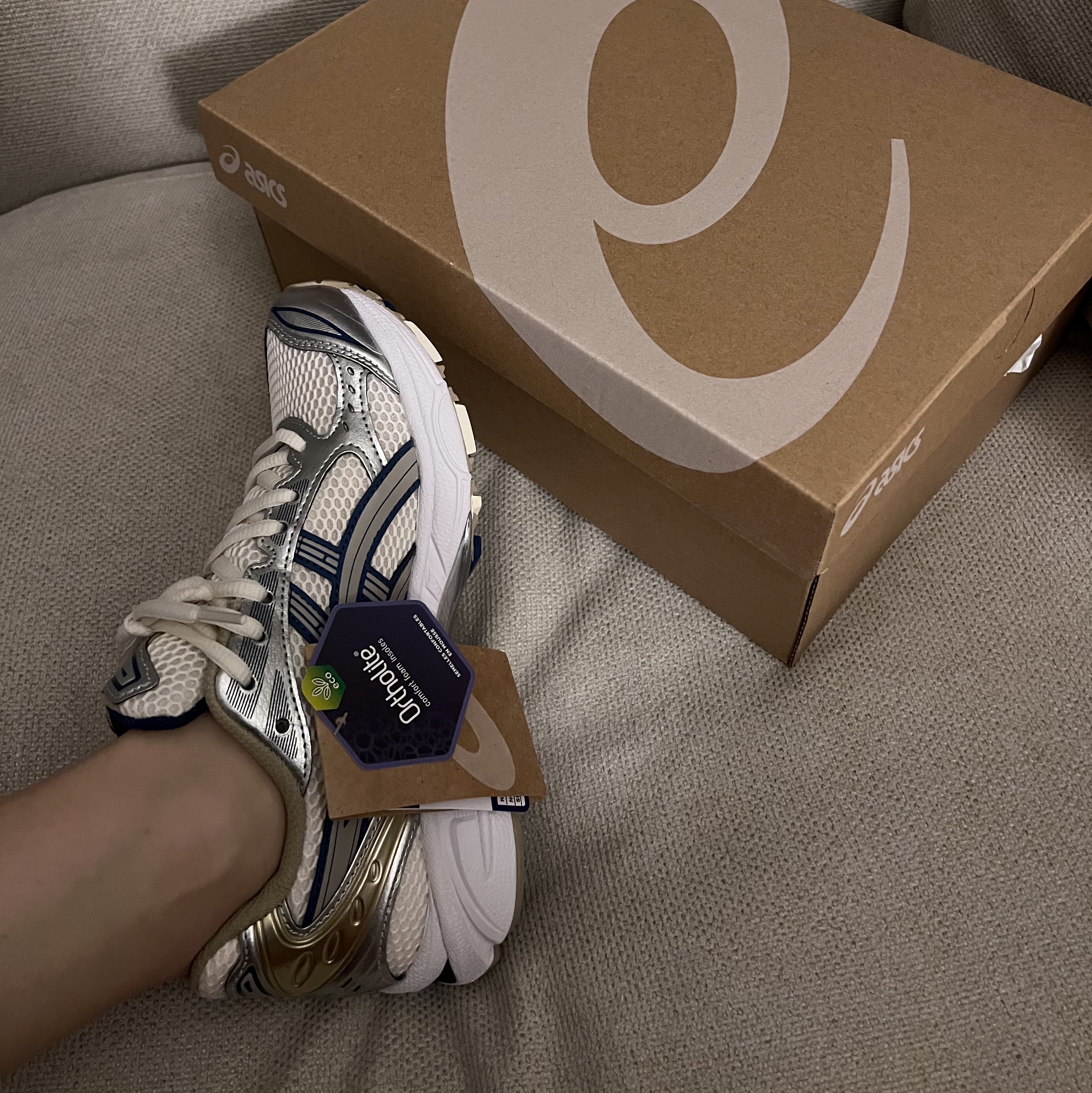 Asics Gel-Kayano 14 Cream Pure Silver, (W) Matin Kim Cutted Logo Crop Top Black 착용 스타일 - 2