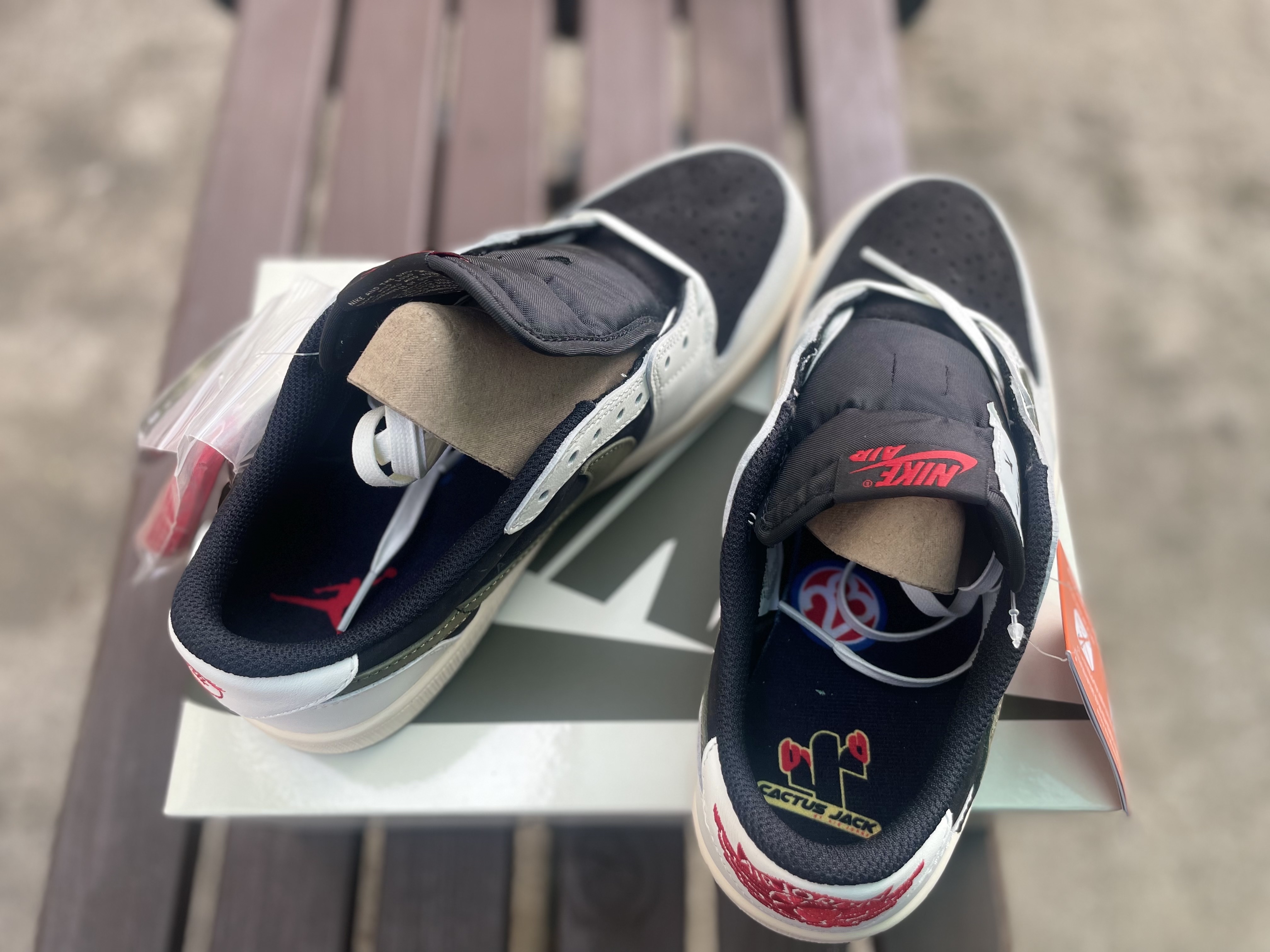 (W) Jordan 1 x Travis Scott Retro Low OG SP Medium Olive 착용 스타일 - 2