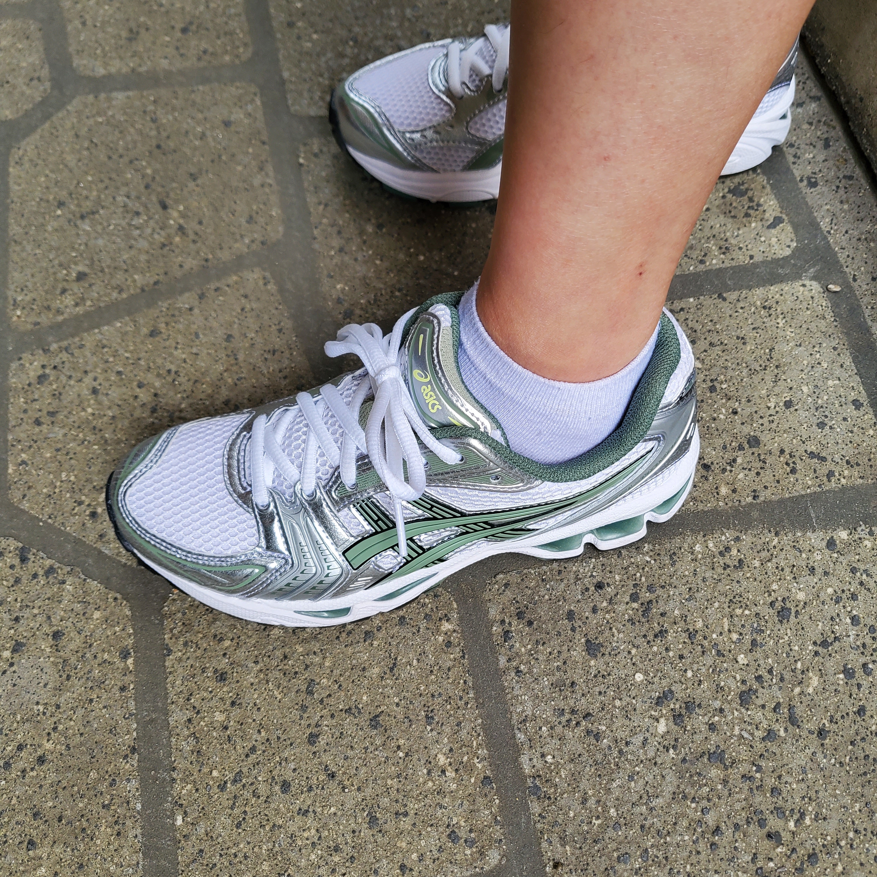 Asics Gel-Kayano 14 White Slate Grey 착용 스타일 - 2
