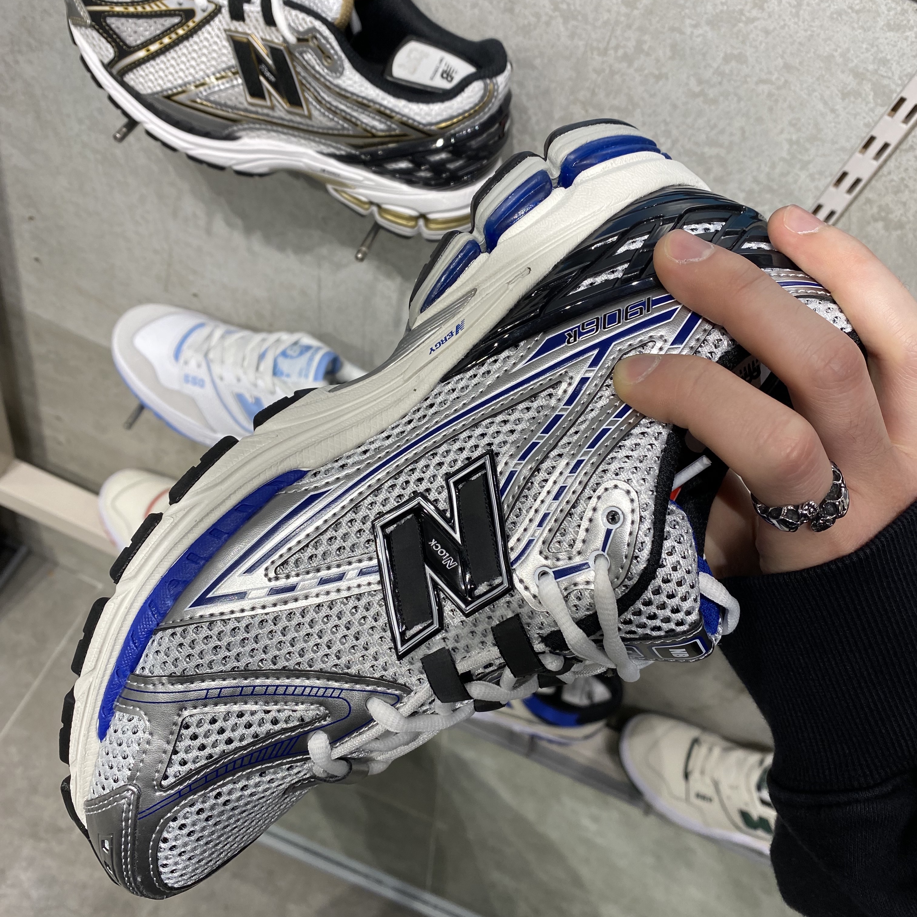 New Balance 1906R Silver Metallic 착용 스타일 - 1