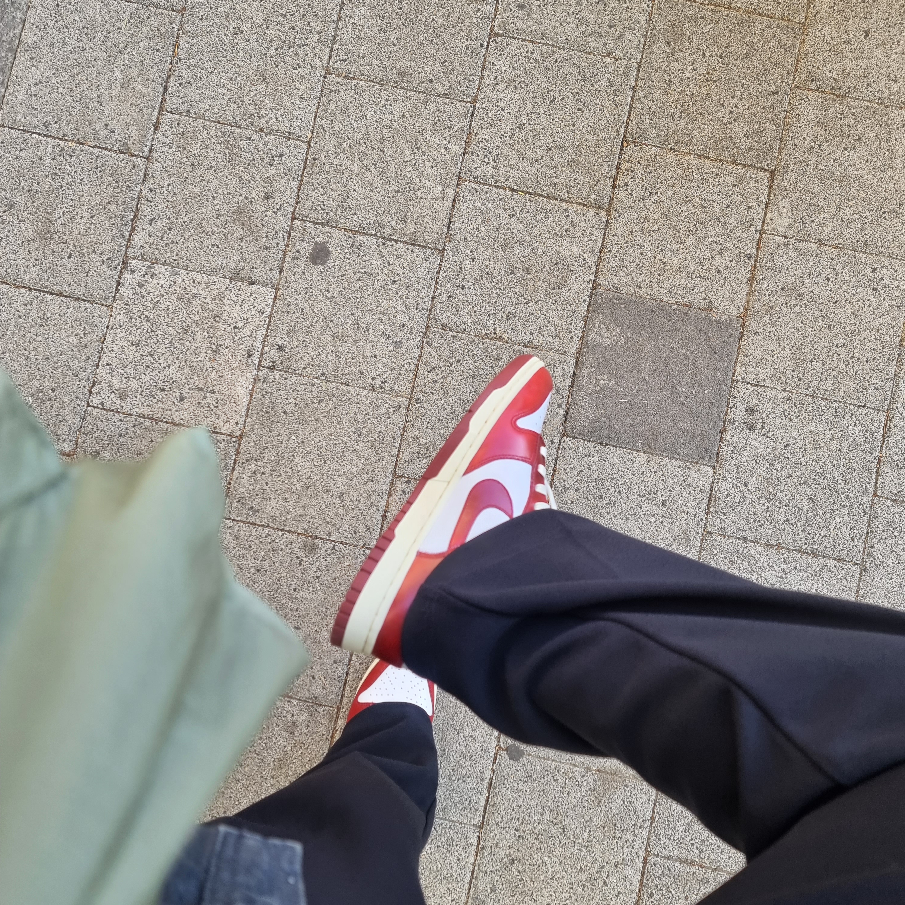 (W) Nike Dunk Low Retro PRM Team Red and White 착용 스타일 - 1