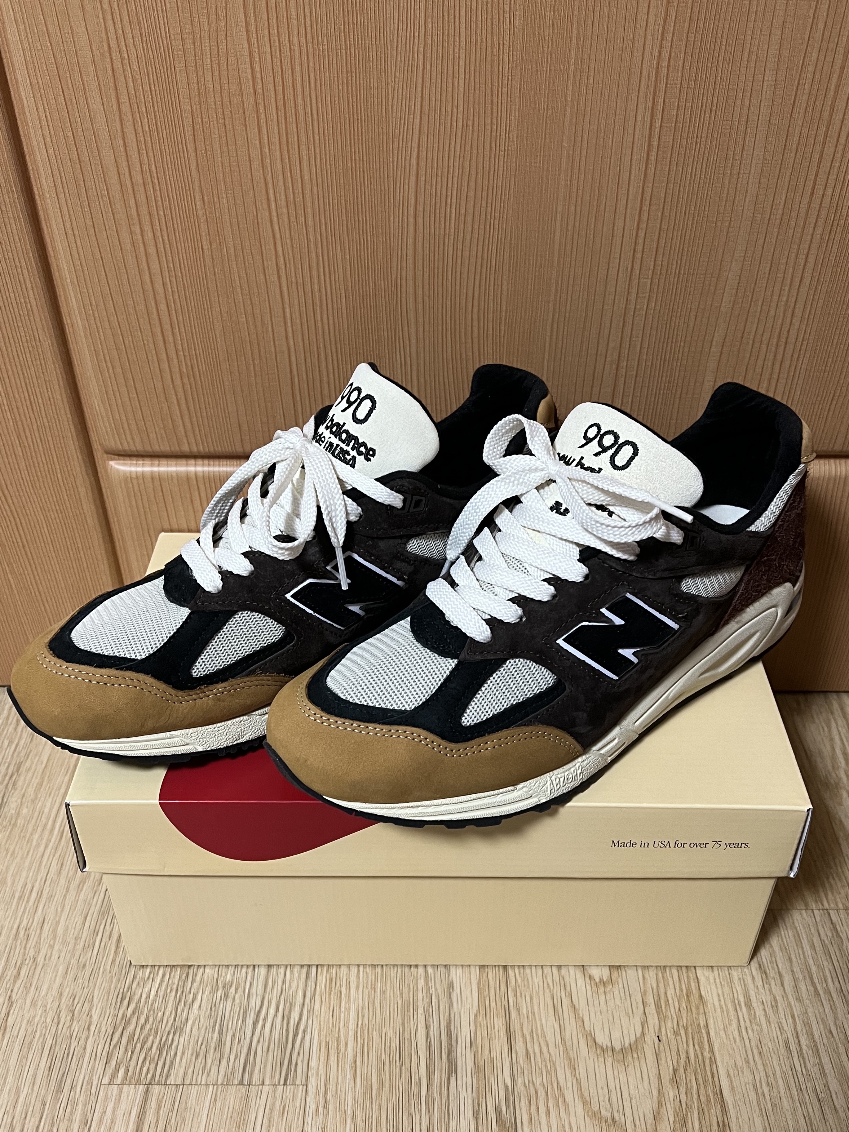 New Balance 990v2 Made in USA Brown Beige 착용 스타일 - 2