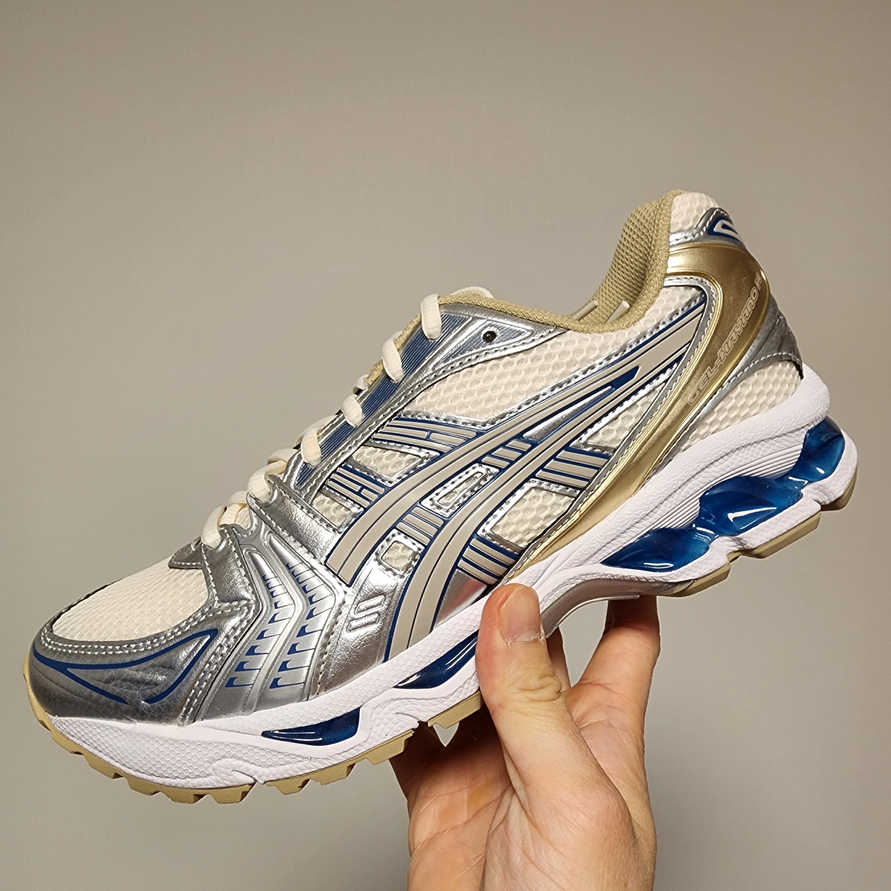 Asics Gel-Kayano 14 Cream Pure Silver 착용 스타일 - 1