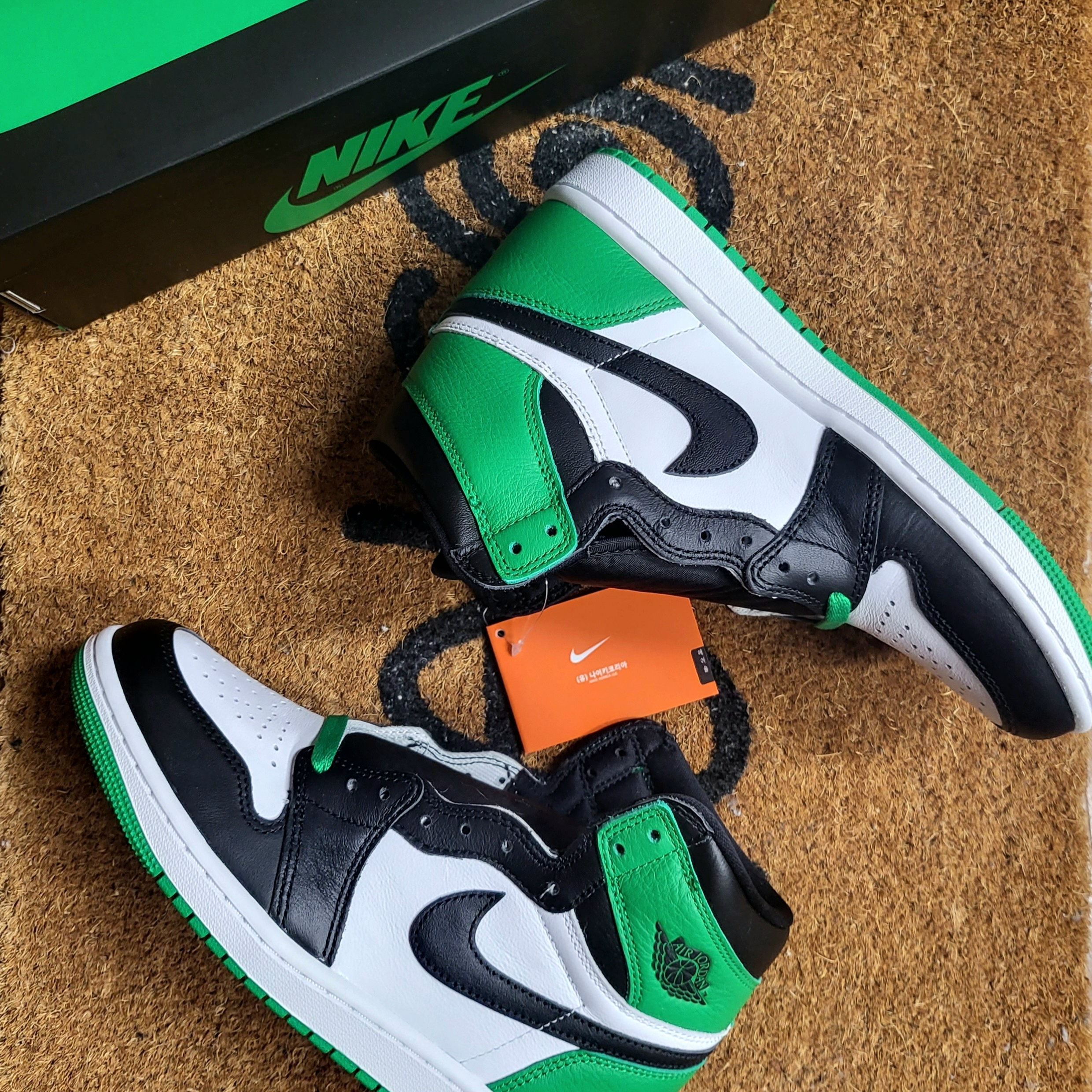 Jordan 1 Retro High OG Black and Lucky Green 착용 스타일