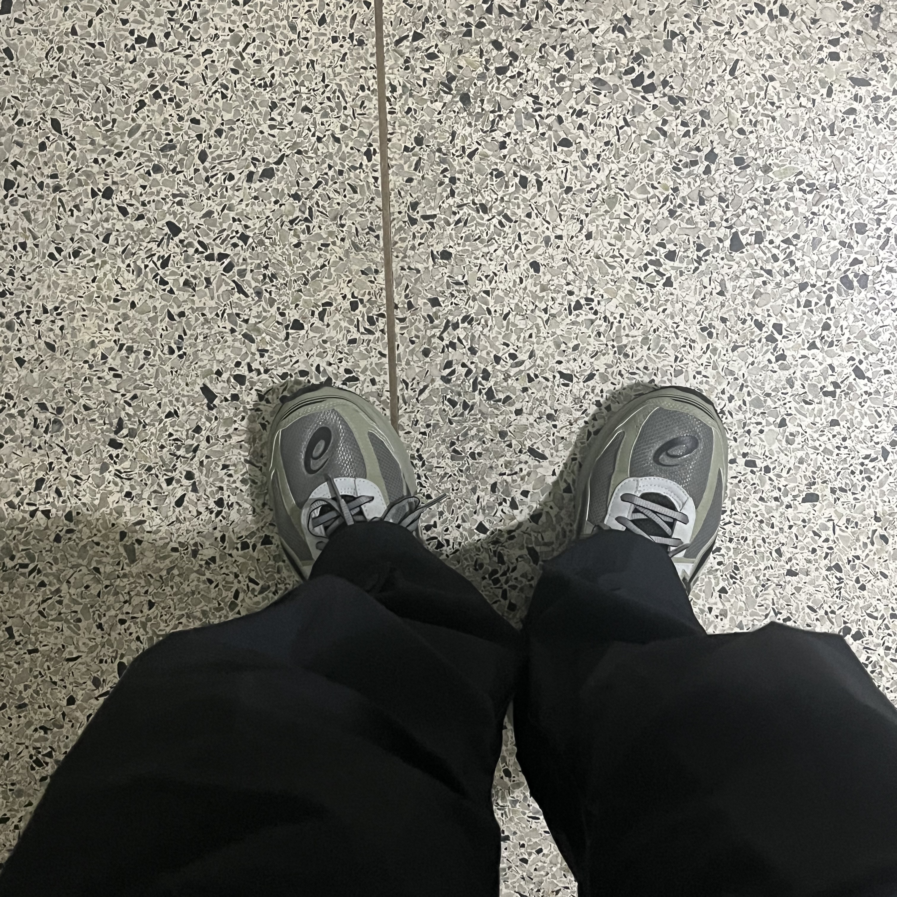 Asics Jog 100 S Sheet Rock - 2E Wide 착용 스타일