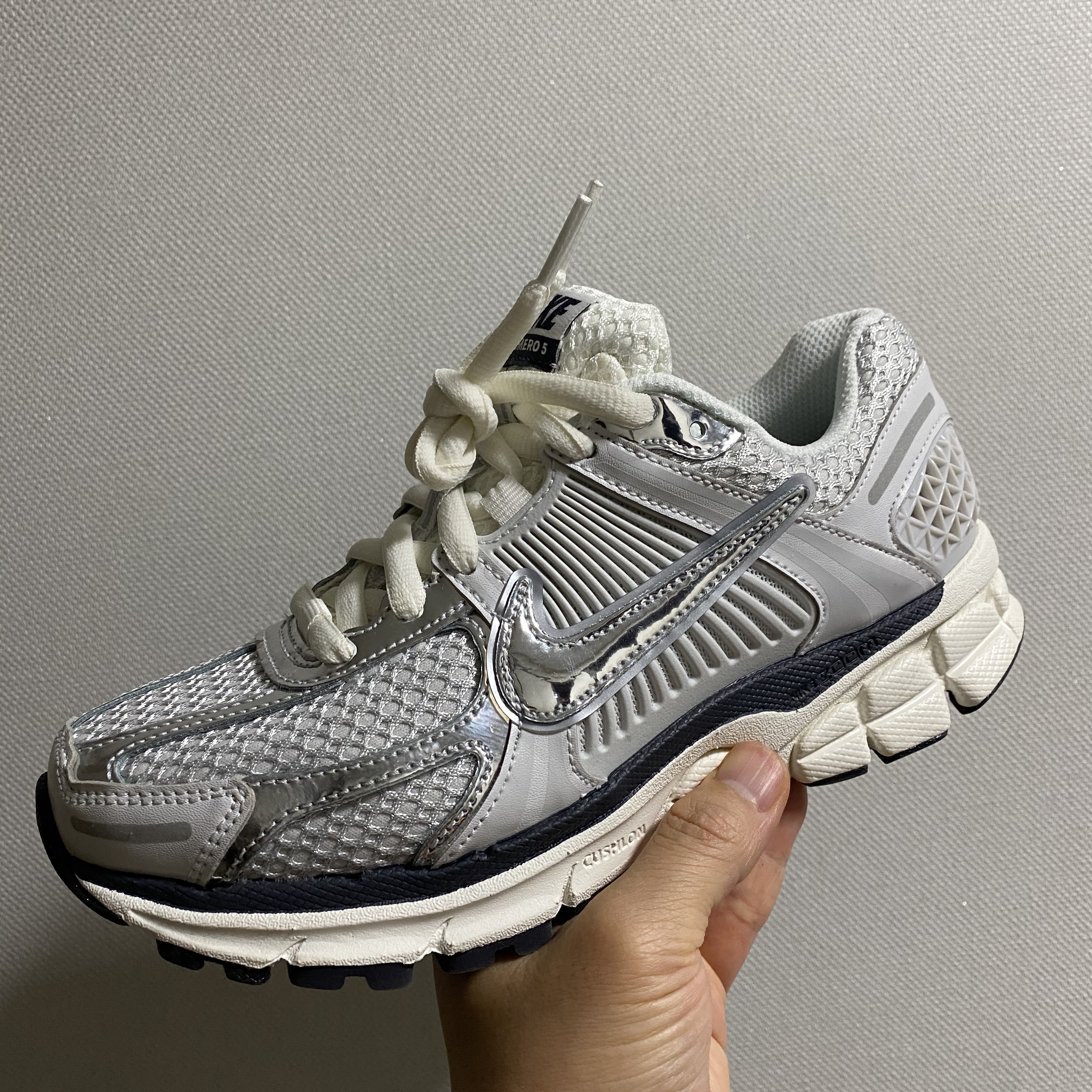 (W) Nike Zoom Vomero 5 Photon Dust and Metallic Silver 착용 스타일
