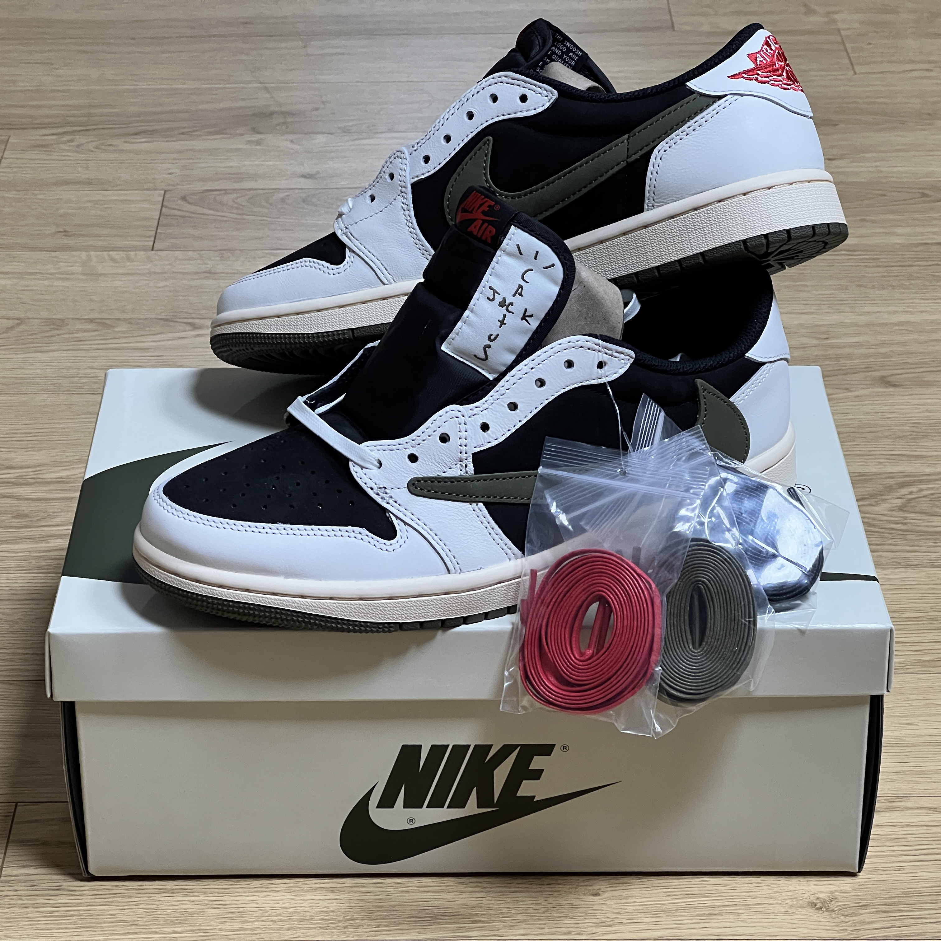 (W) Jordan 1 x Travis Scott Retro Low OG SP Medium Olive 착용 스타일 - 1