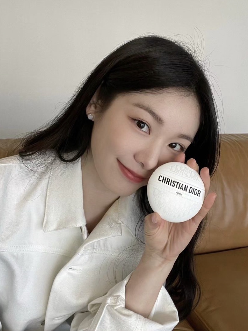 Dior New Dior Le Baume Hand Cream 50ml, Dior Medium Book Tote Blue Toile de Jouy Embroidery 착용 스타일 - 2
