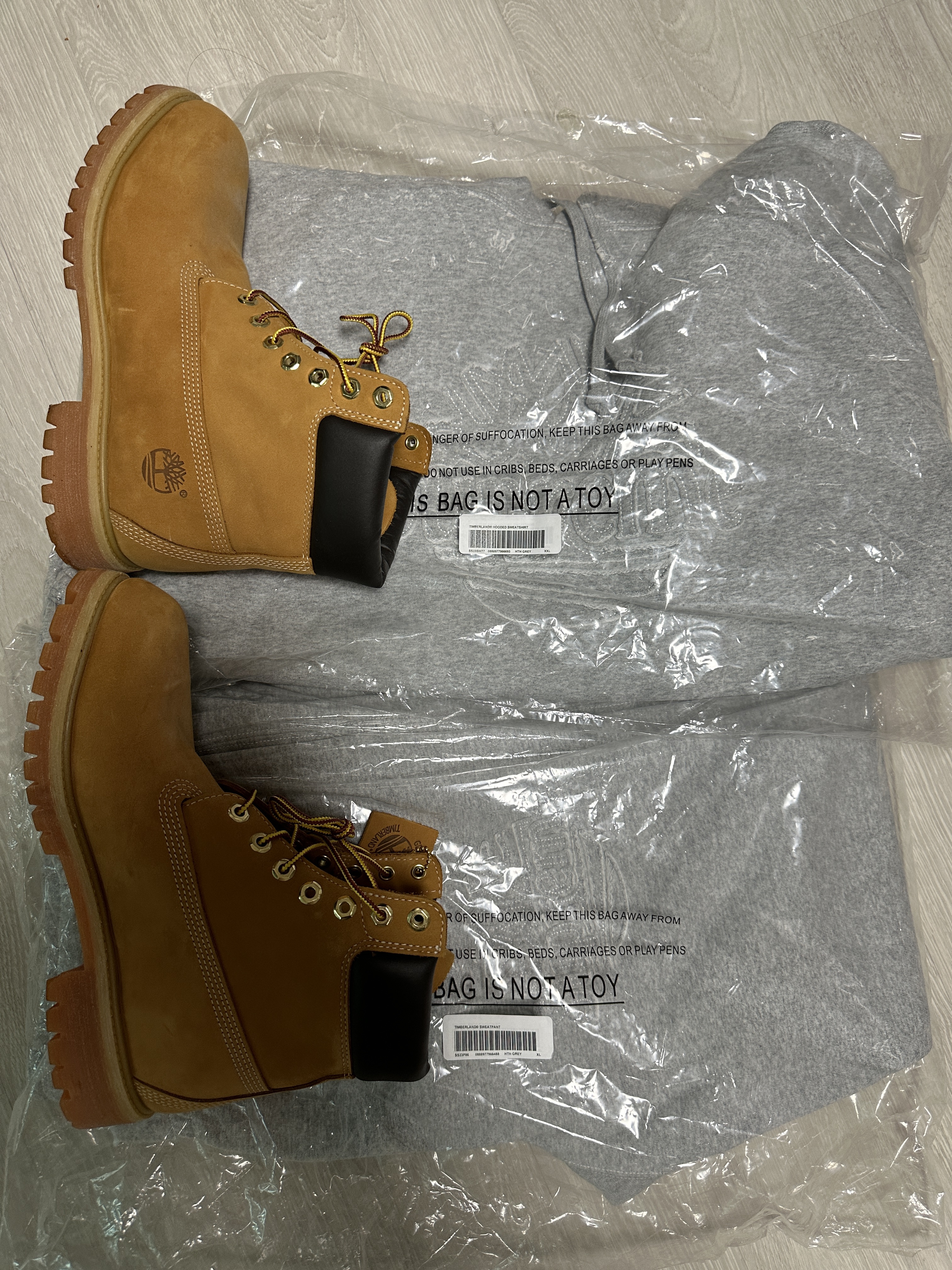 Supreme x Timberland Hooded Sweatshirt Heather Grey - 23SS, Supreme x Timberland Sweatpants Heather Grey - 23SS 착용 스타일