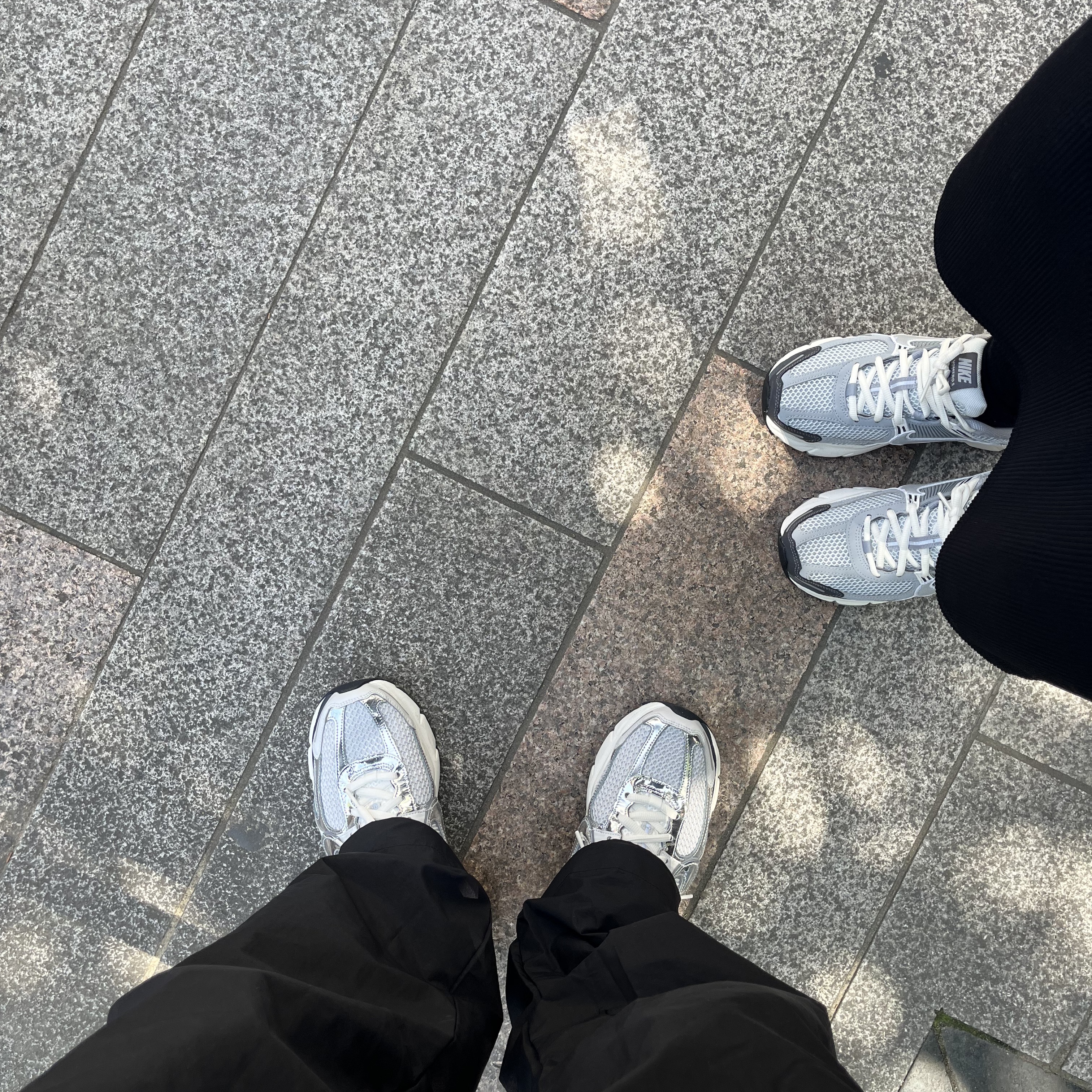 (W) Nike Zoom Vomero 5 Pure Platinum Metallic Silver, (W) Nike Zoom Vomero 5 Photon Dust and Metallic Silver 착용 스타일