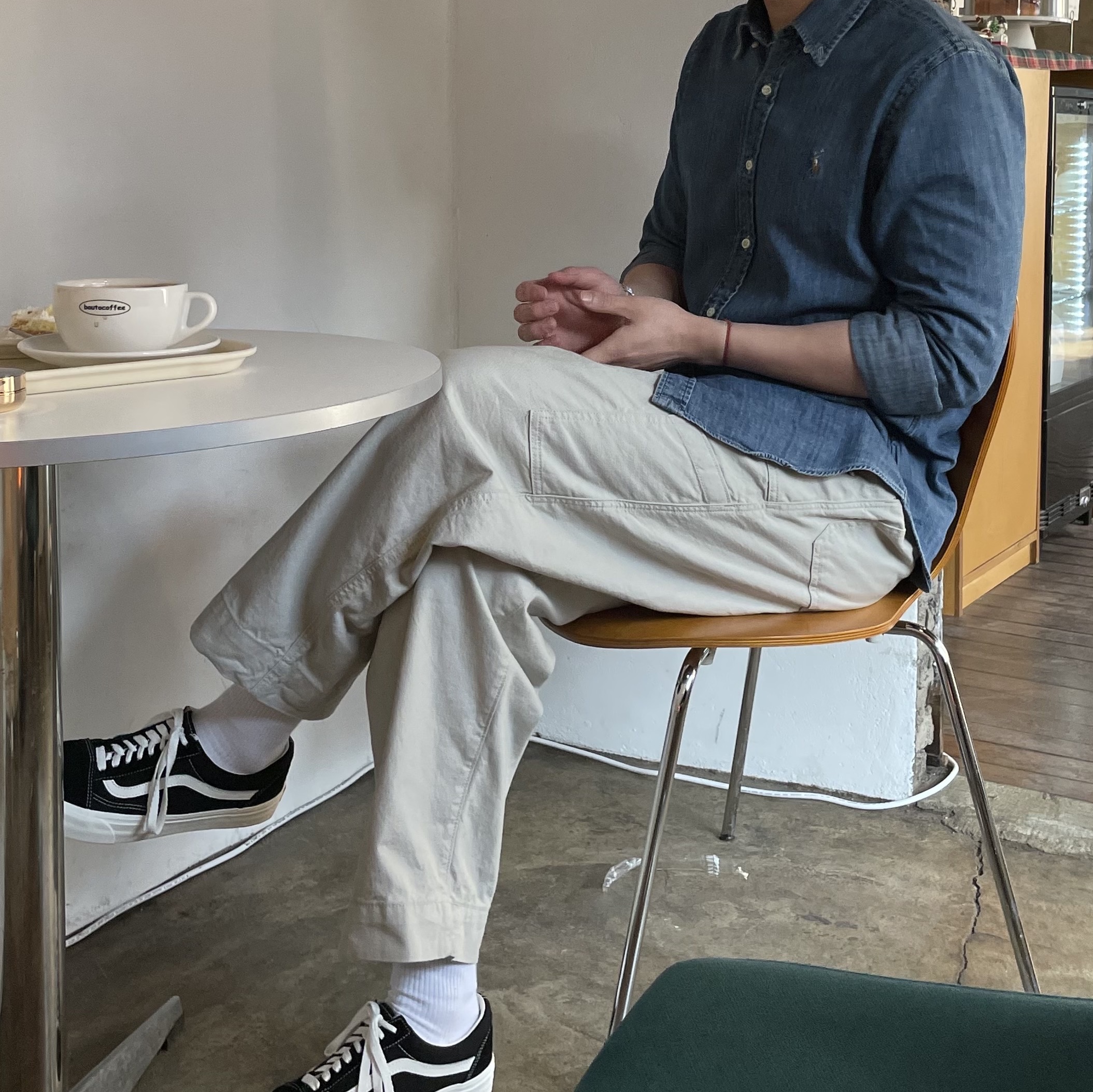 Vans ComfyCush Old Skool Black True white, Uniqlo U Wide Fit Baker Pants Natural 착용 스타일