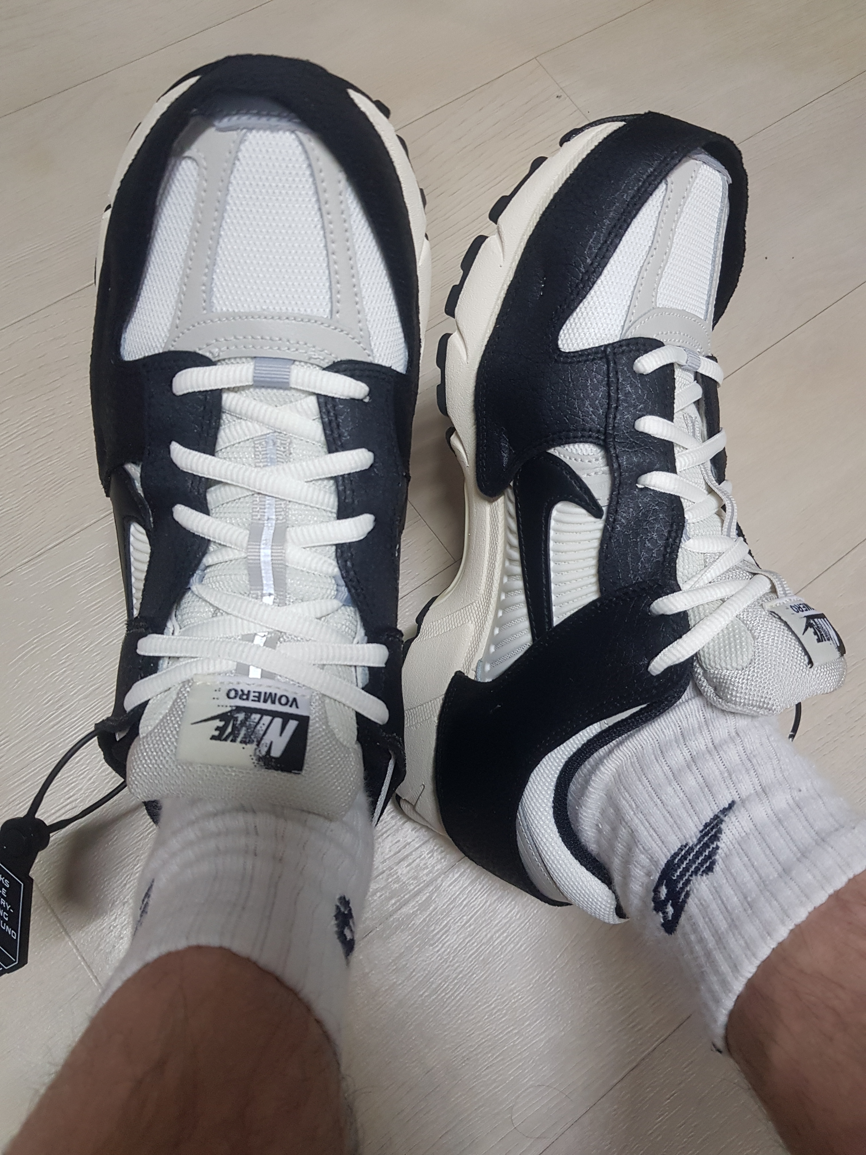 (W) Nike Zoom Vomero 5 Wolf Grey and Black 착용 스타일