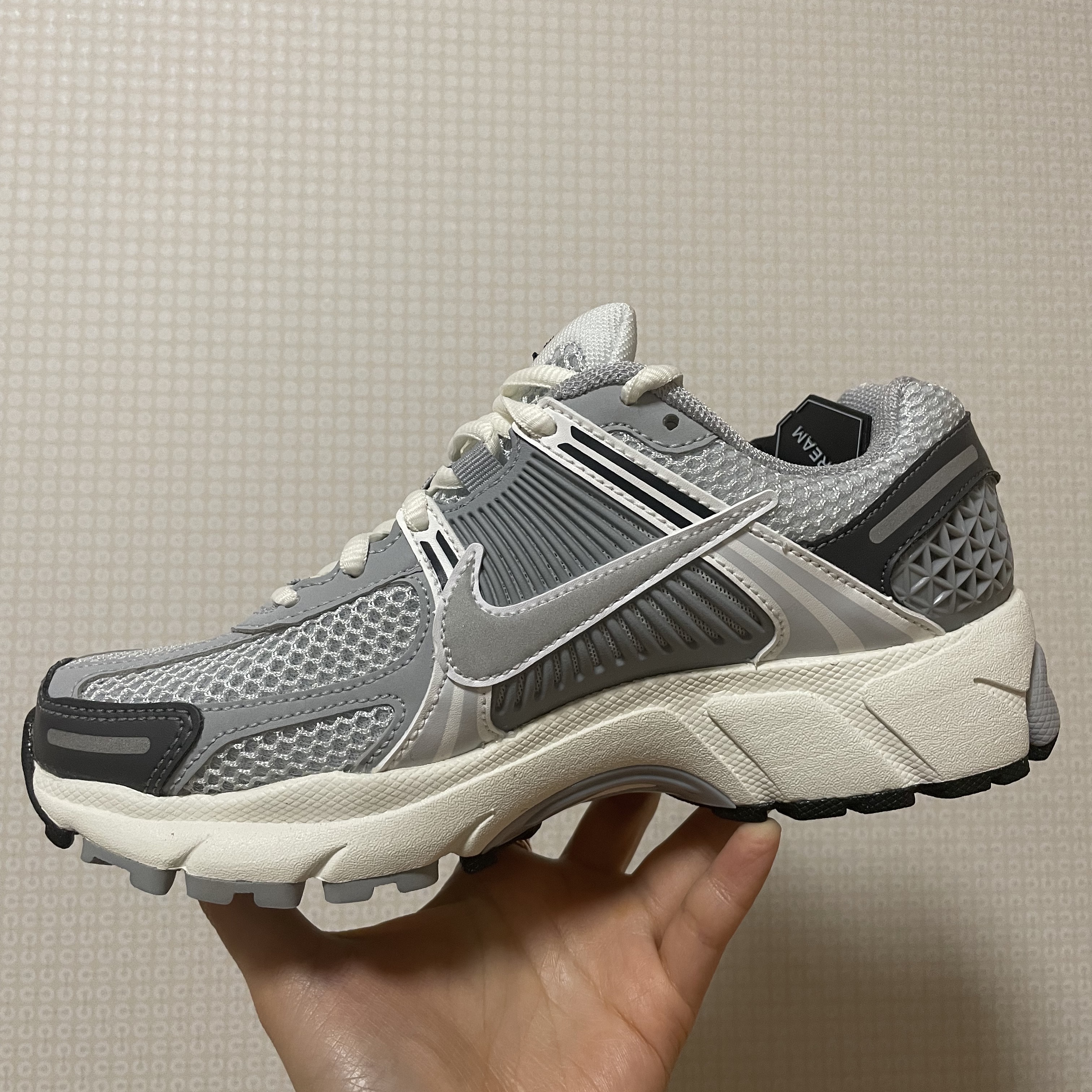(W) Nike Zoom Vomero 5 Pure Platinum Metallic Silver, (W) Nike Zoom Vomero 5 Wolf Grey and Black 착용 스타일 - 4