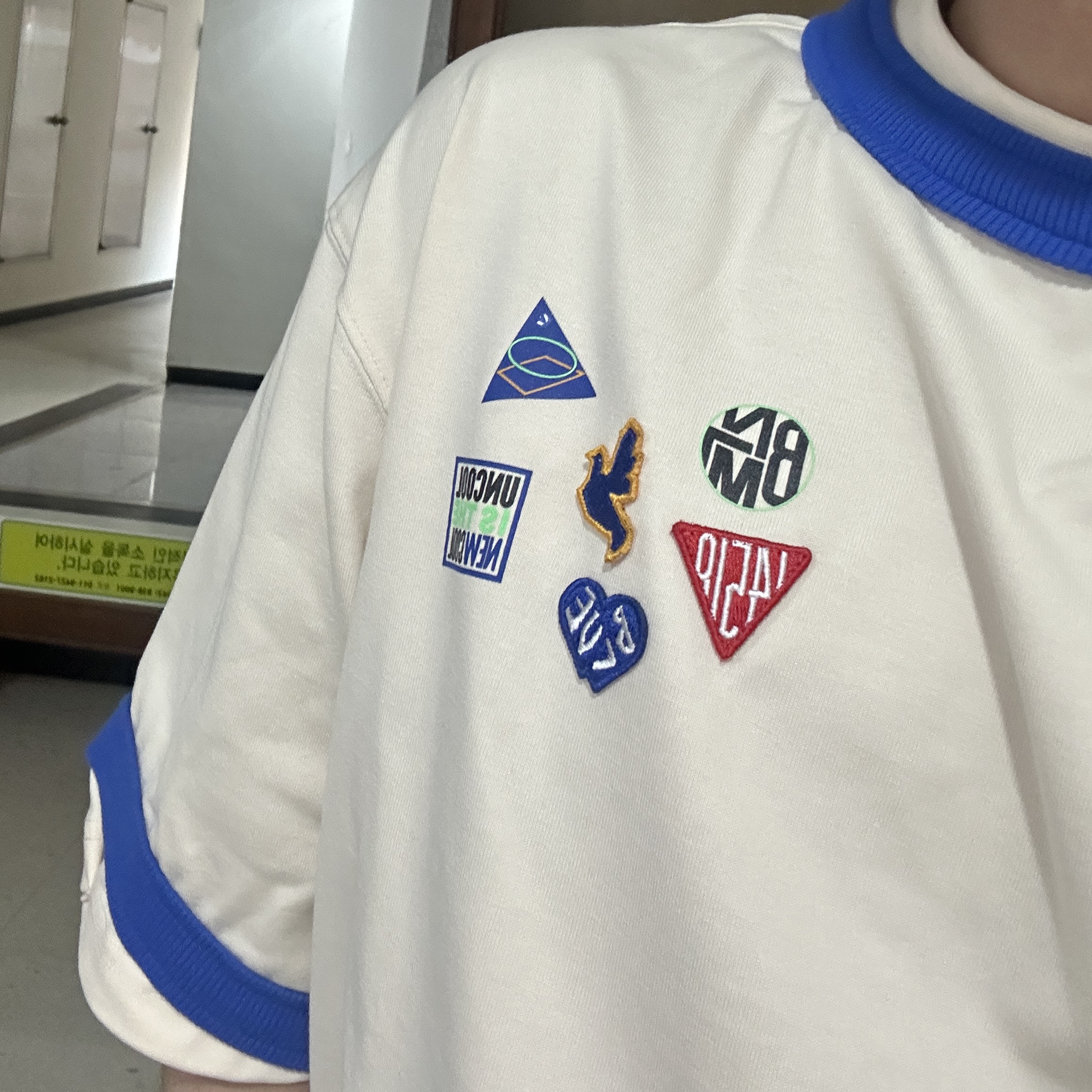 Ader Error Badge T-Shirt Ivory 착용 스타일