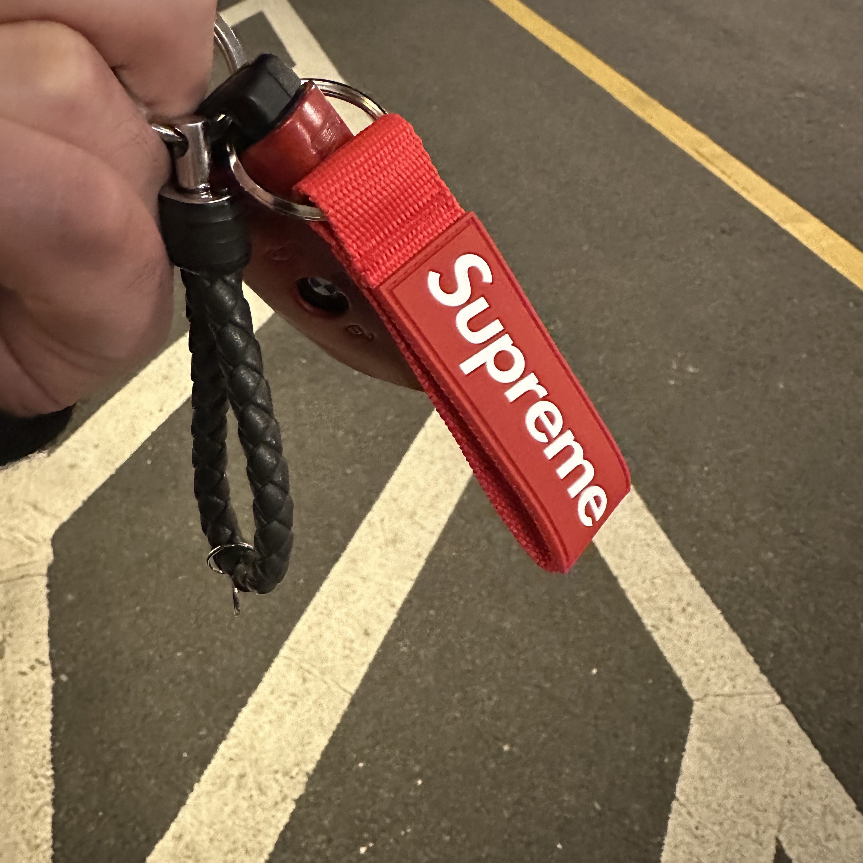 Supreme Webbing Keychain Red - 23SS, Bottega Veneta Logo Tag Keyring Grey 착용 스타일 - 1