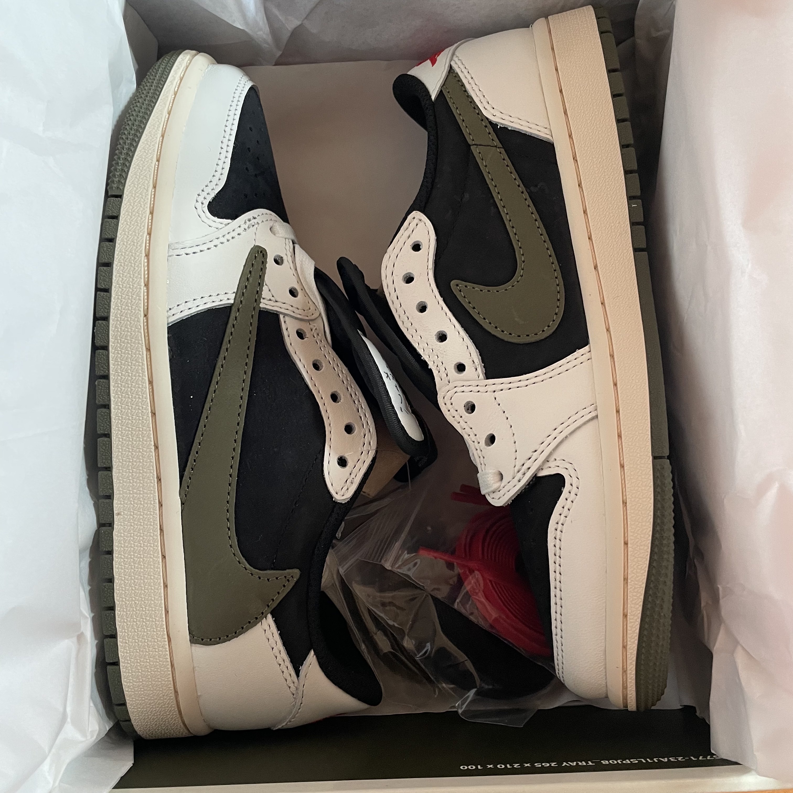 (W) Jordan 1 x Travis Scott Retro Low OG SP Medium Olive 착용 스타일 - 4
