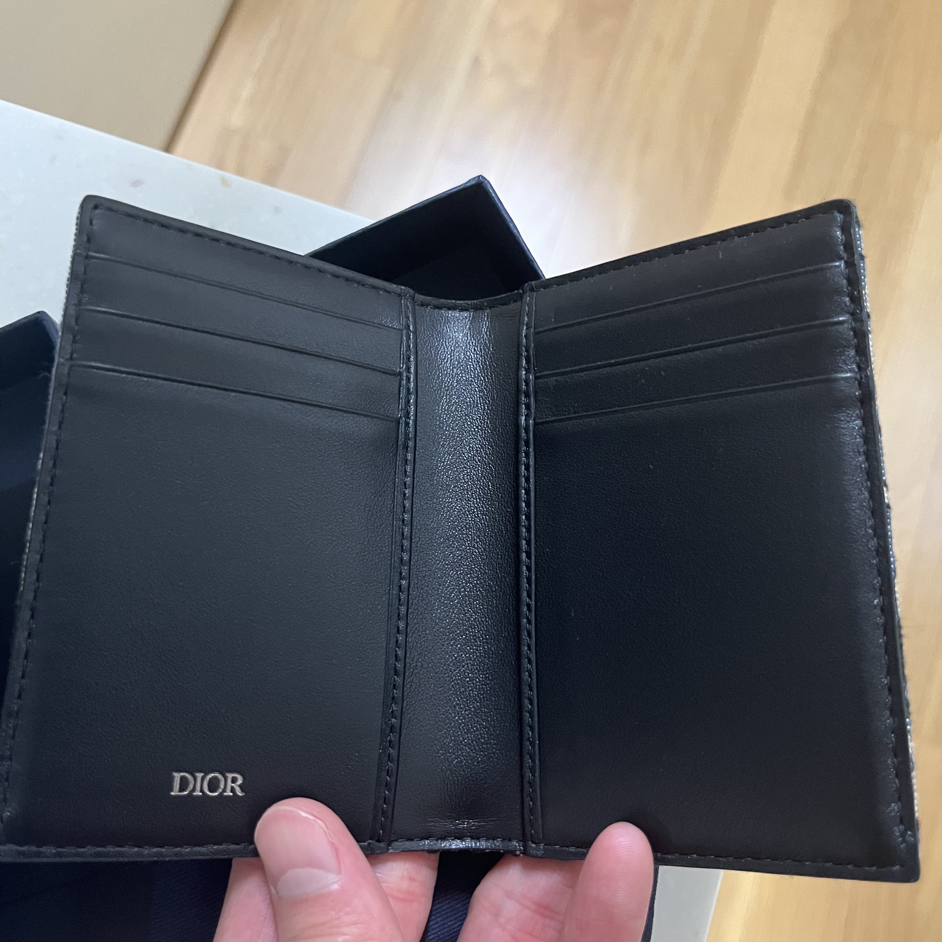 Dior Bi-Fold Card Holder Beige & Black Dior Oblique Jacquard 착용 스타일 - 4