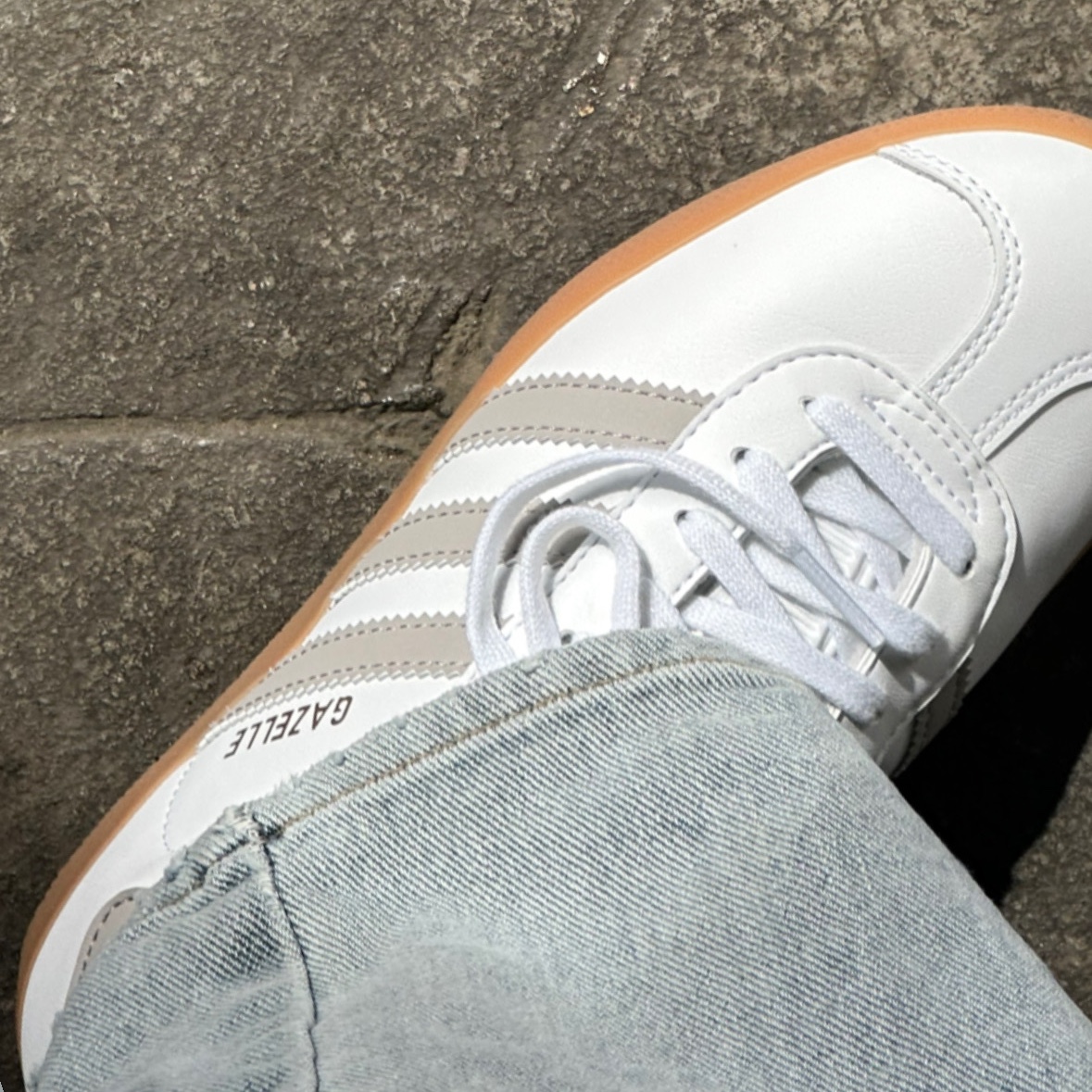 Adidas Gazelle White Grey 착용 스타일