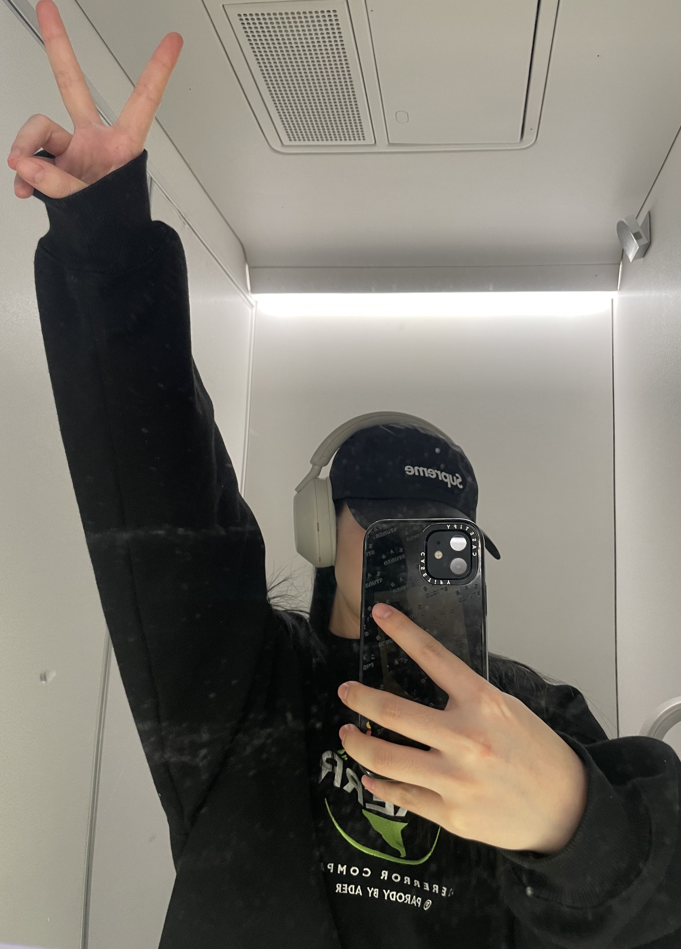 케이스티파이 x 아이앱 스튜디오 아이폰 블랙 모노그램 로고 임팩트 케이스 블랙, 슈프림 고어텍스 캠프캡 블랙 - 22FW 착용 스타일 - 1