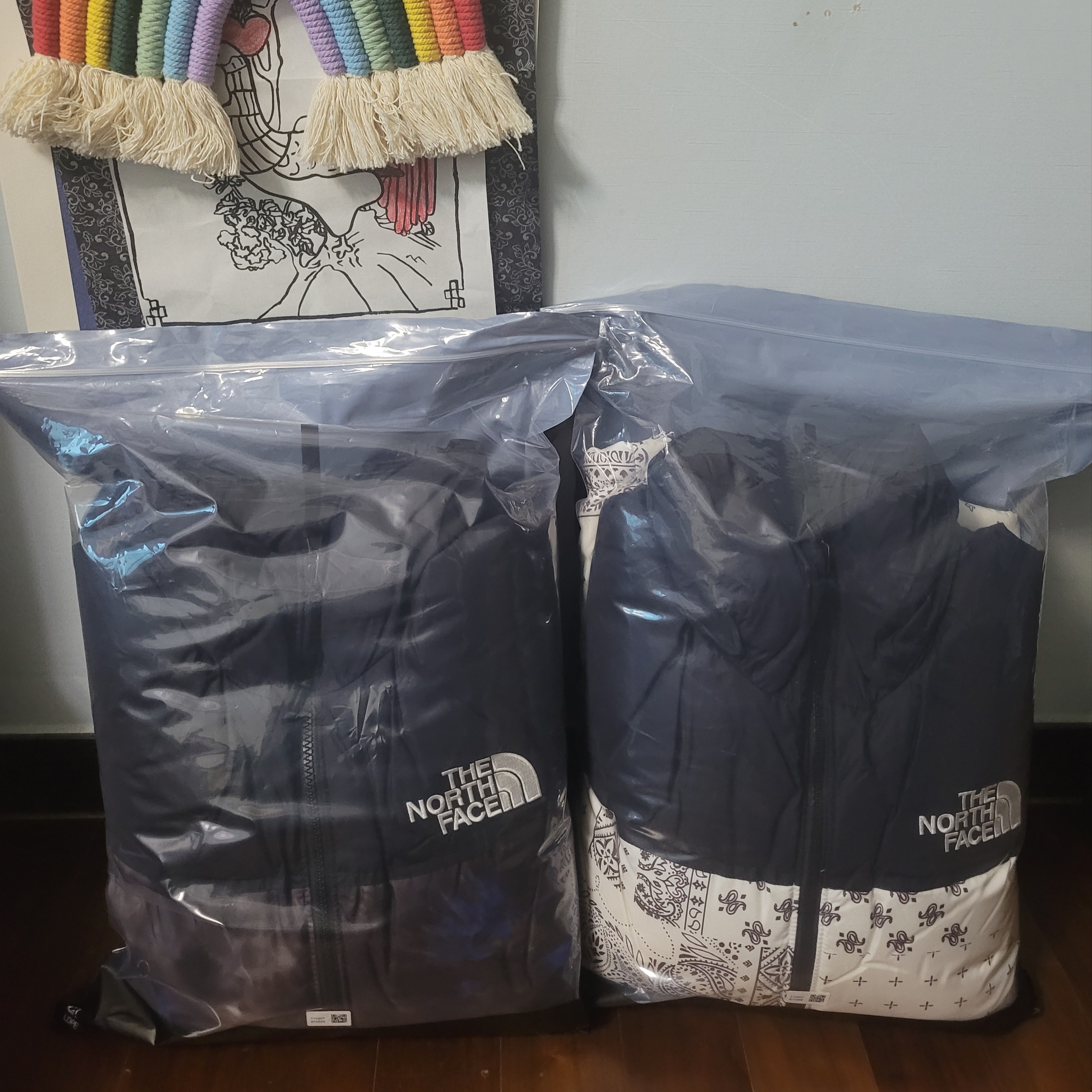 The North Face 1996 Novelty Nuptse Jacket Off White, The North Face 1996 Novelty Nuptse Jacket Deep and Deep Navy 착용 스타일