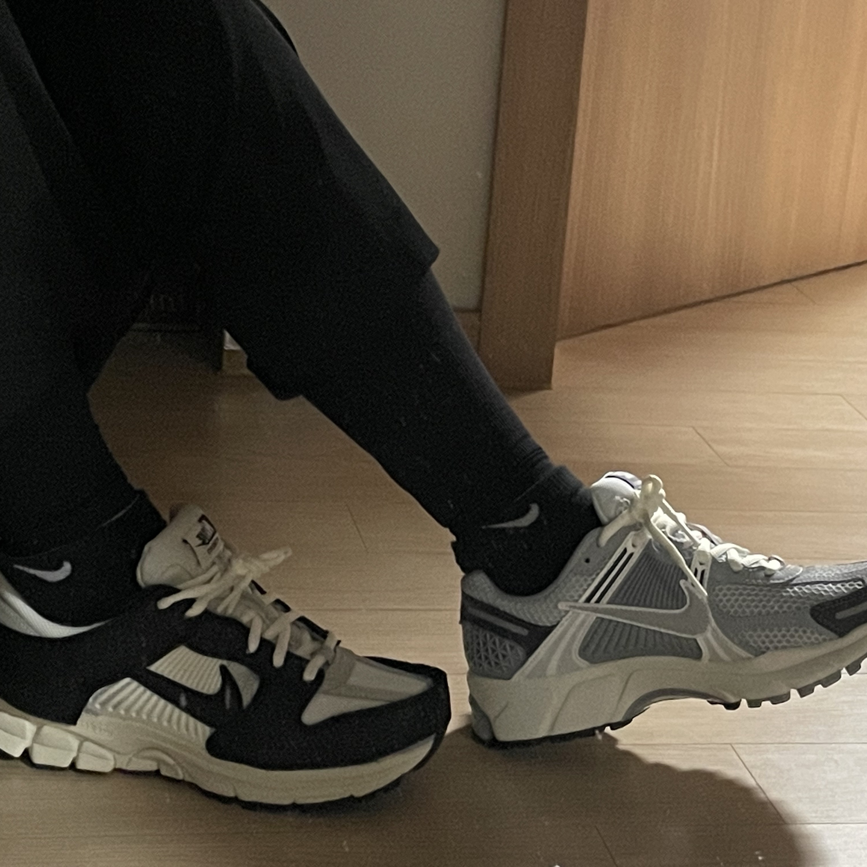 (W) Nike Zoom Vomero 5 Pure Platinum Metallic Silver, (W) Nike Zoom Vomero 5 Wolf Grey and Black 착용 스타일 - 1