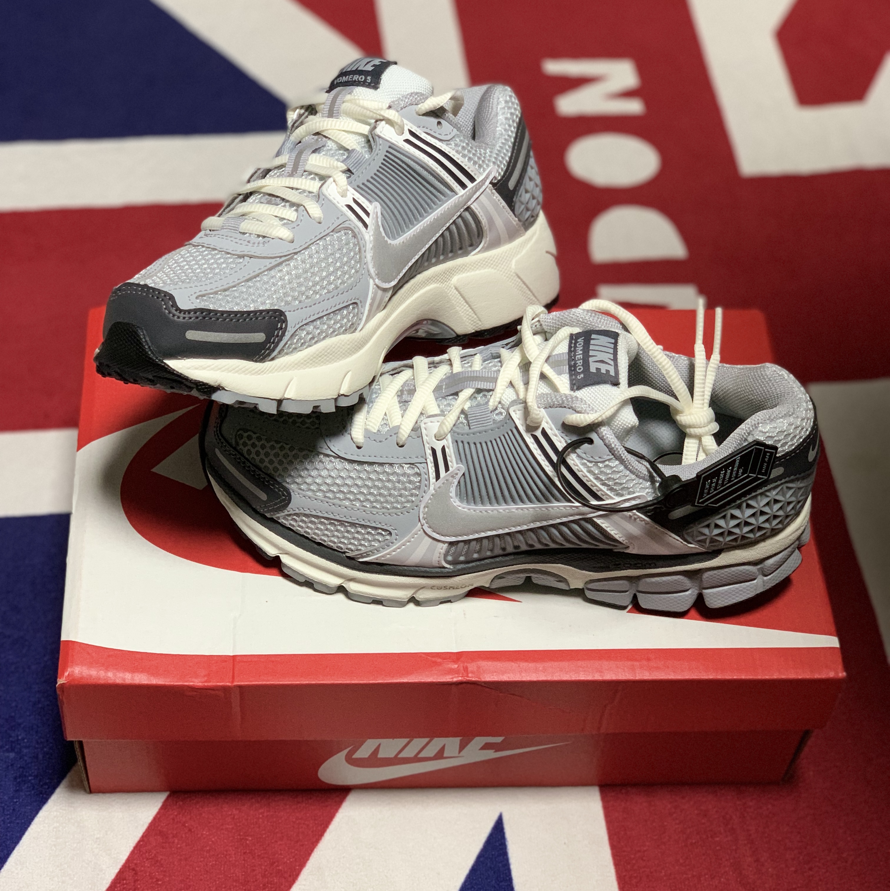 (W) Nike Zoom Vomero 5 Pure Platinum Metallic Silver 착용 스타일