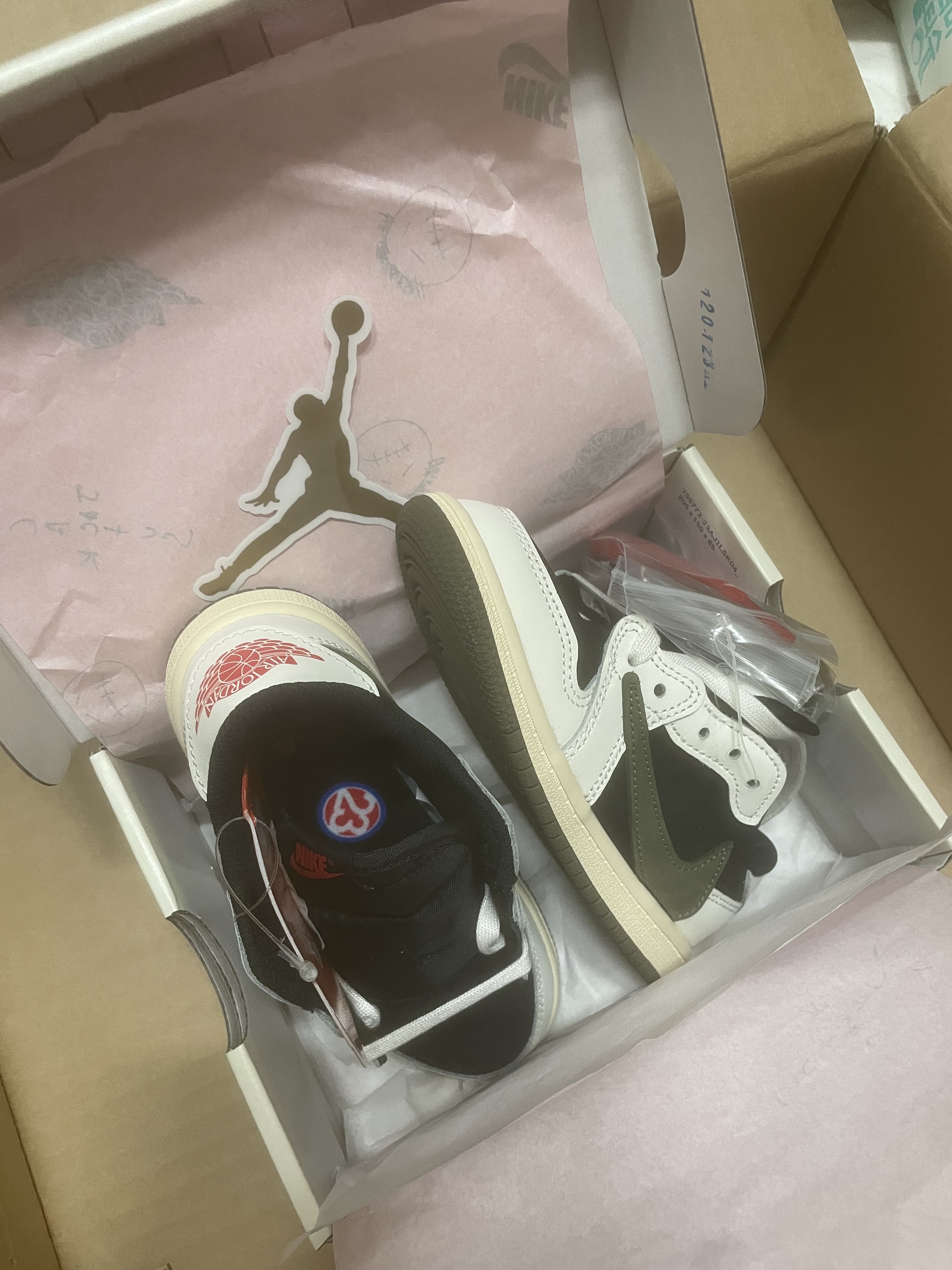 (TD) Jordan 1 x Travis Scott Retro Low OG SP Medium Olive, Nike x Peaceminusone Kwondo1 Black and White 착용 스타일 - 2