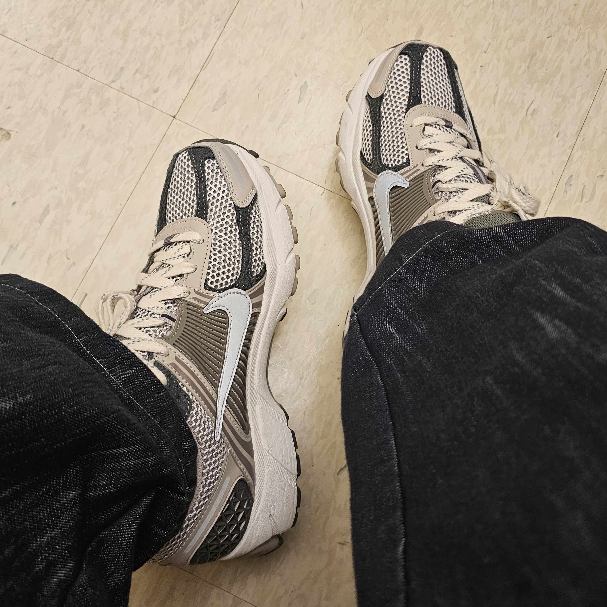 Nike Zoom Vomero 5 PRM Light Iron Ore and Flat Fewter 착용 스타일