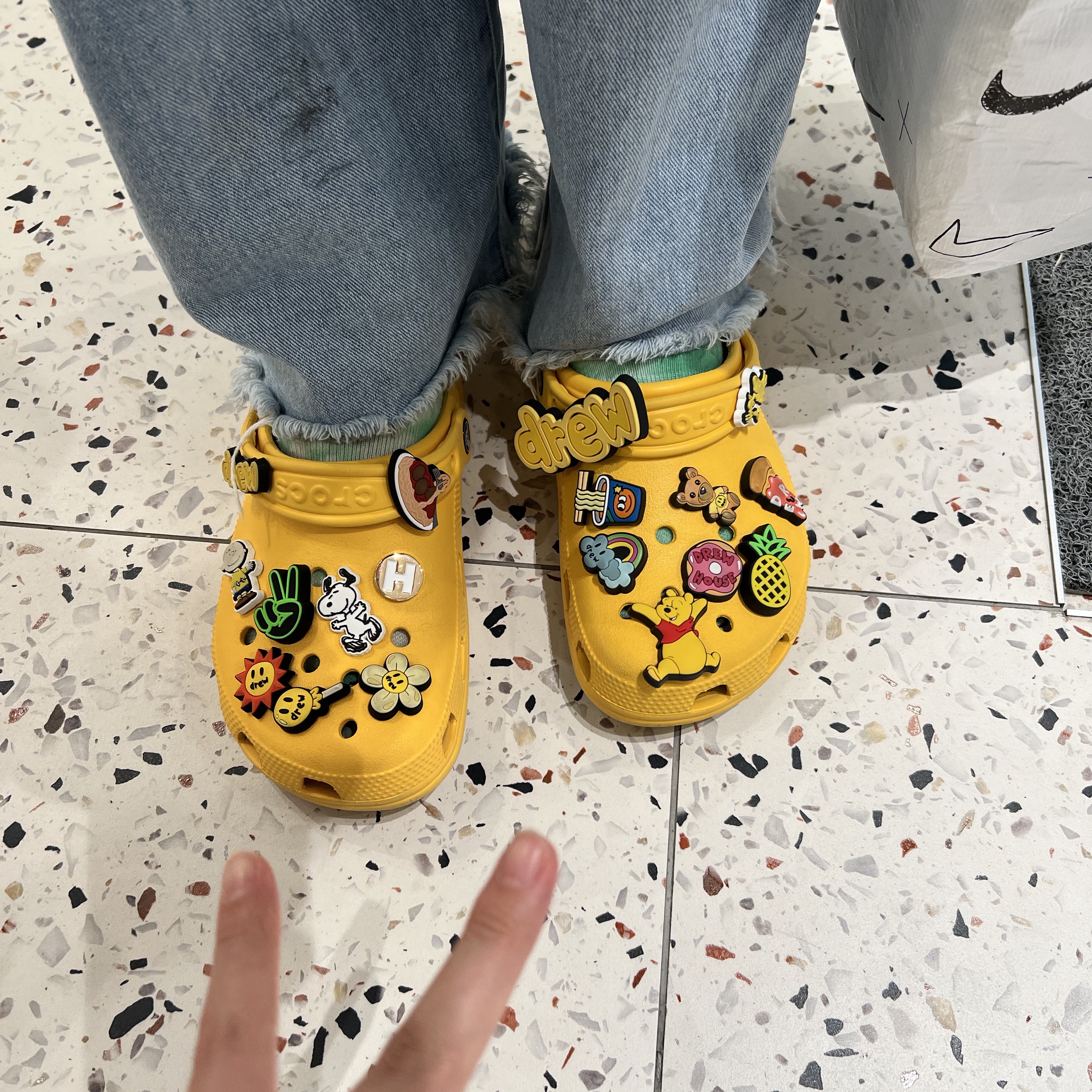Crocs x Justin Bieber x Drew Classic Clog Canary 착용 스타일