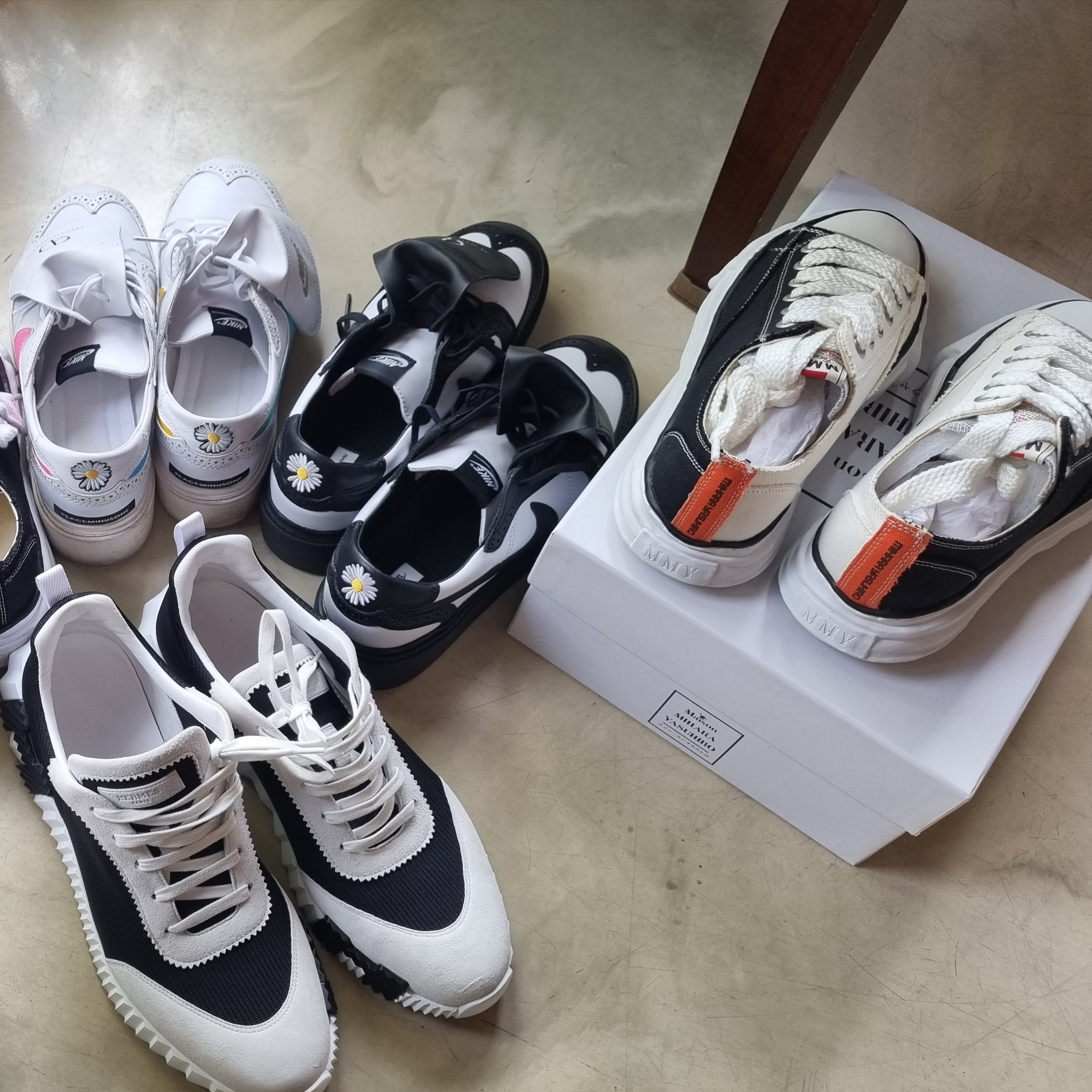 Hermes Bouncing Sneakers Mesh Suede Goatskin & Noir Blanc, Nike x Peaceminusone Kwondo1 Black and White 착용 스타일 - 4