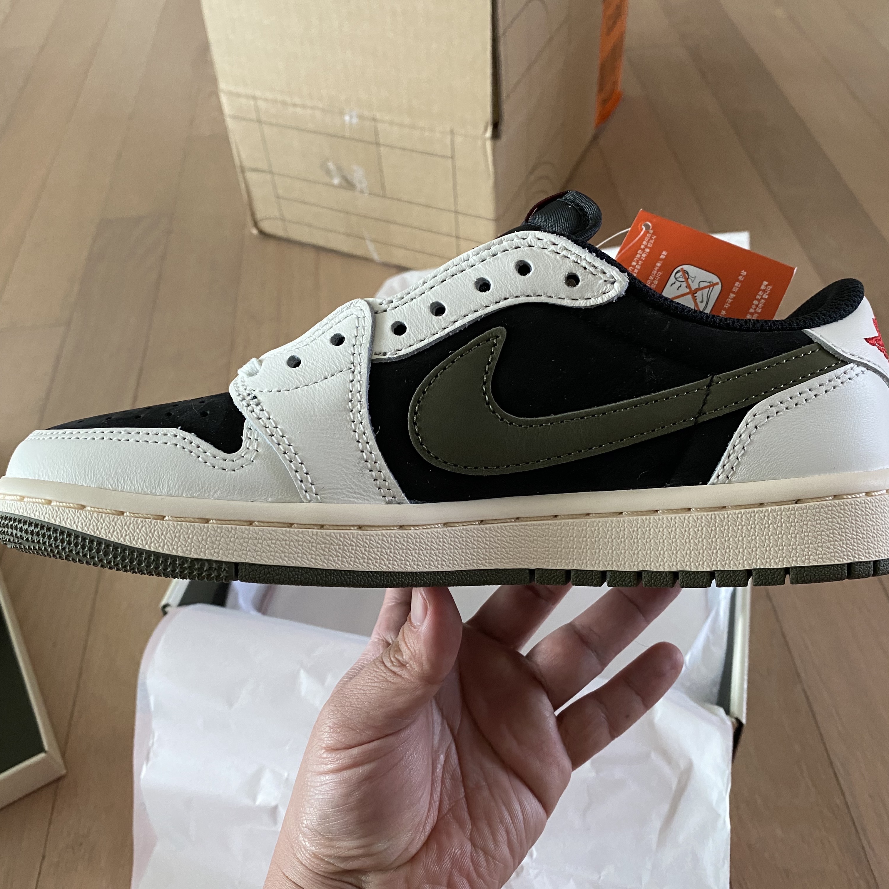 (W) Jordan 1 x Travis Scott Retro Low OG SP Medium Olive 착용 스타일 - 3