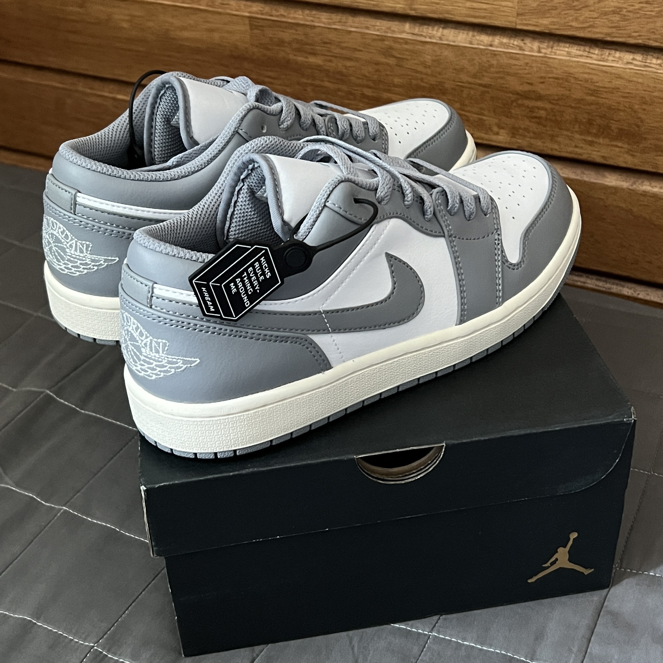 Jordan 1 Low Stealth and White 착용 스타일 - 1