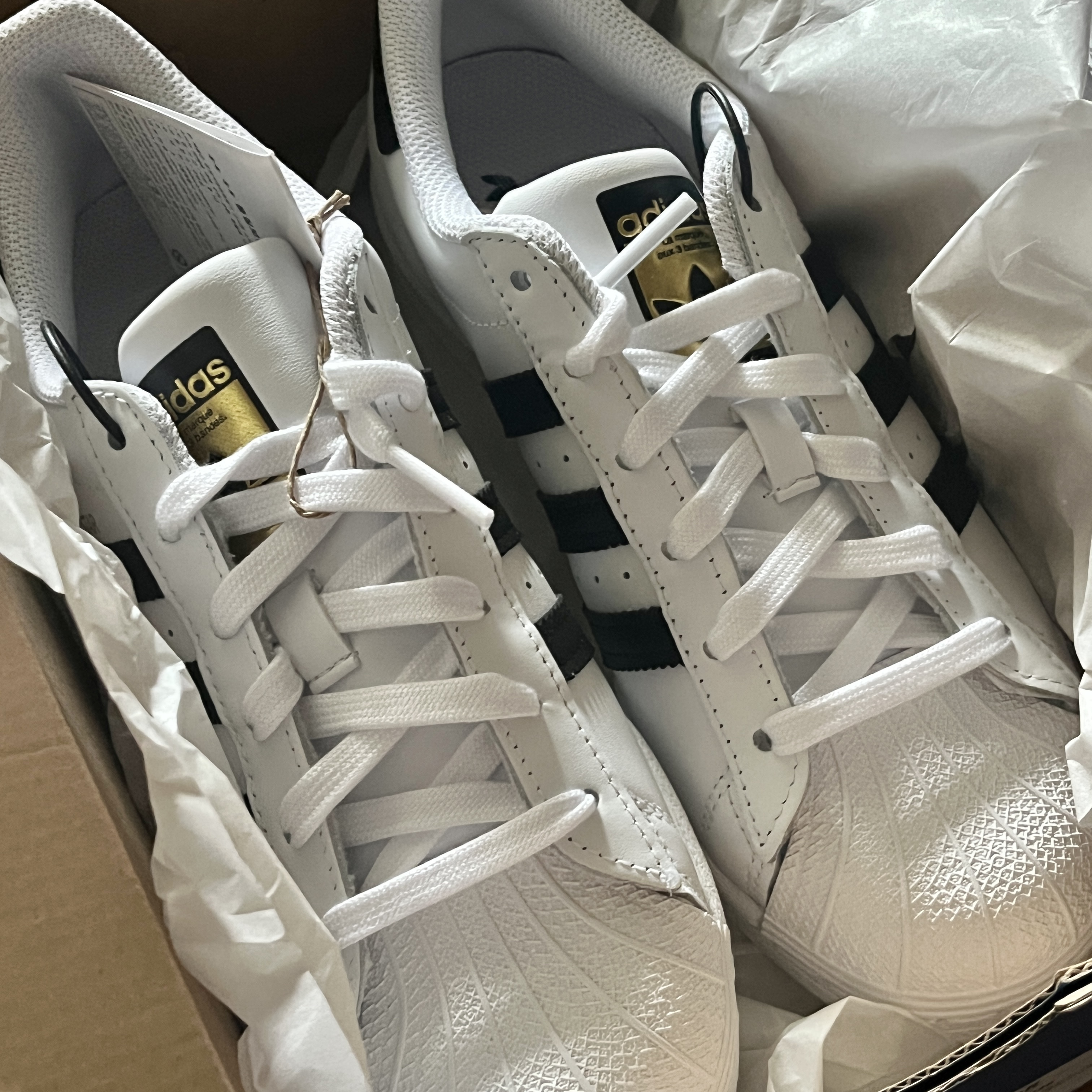 Adidas Superstar White Black 착용 스타일 - 2