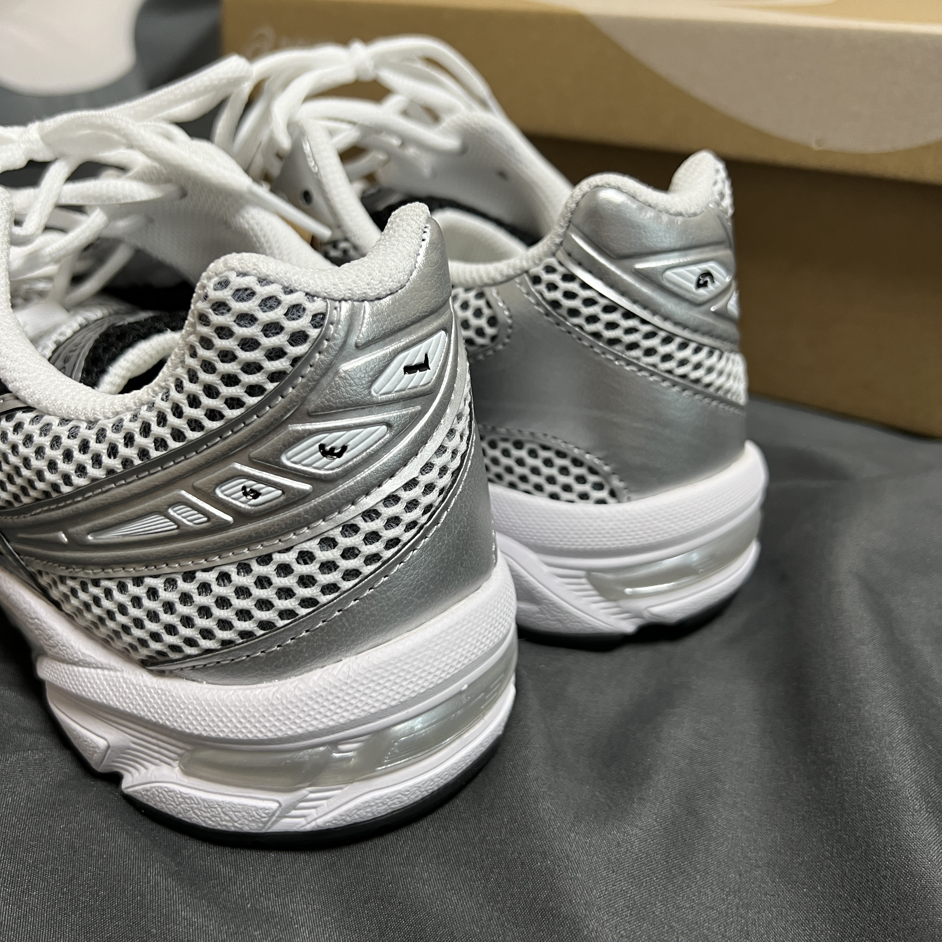 Asics Gel-1130 White Black 착용 스타일 - 5