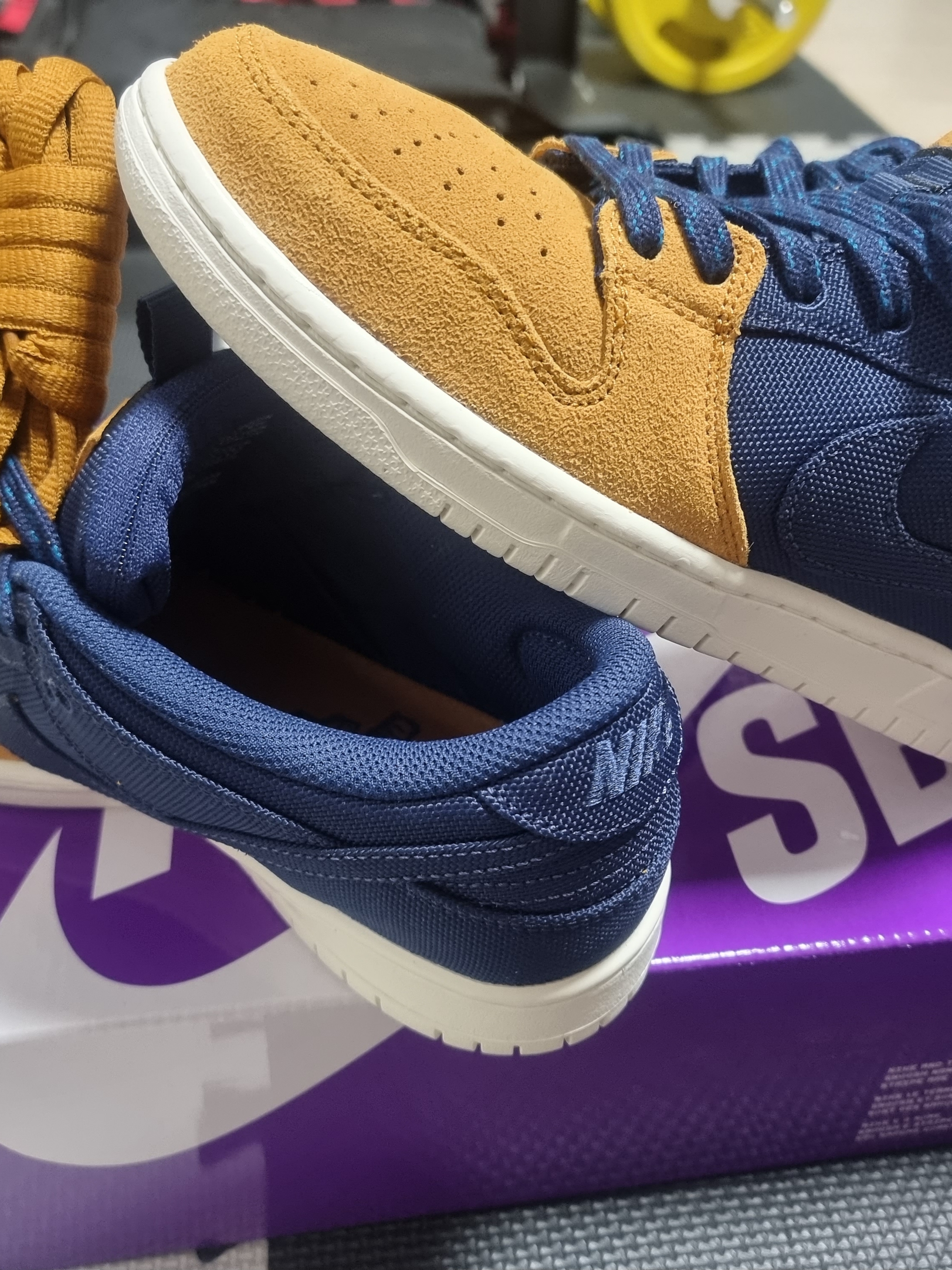Nike SB Dunk Low Pro Premium Desert Ochre and Midnight Navy 착용 스타일 - 2