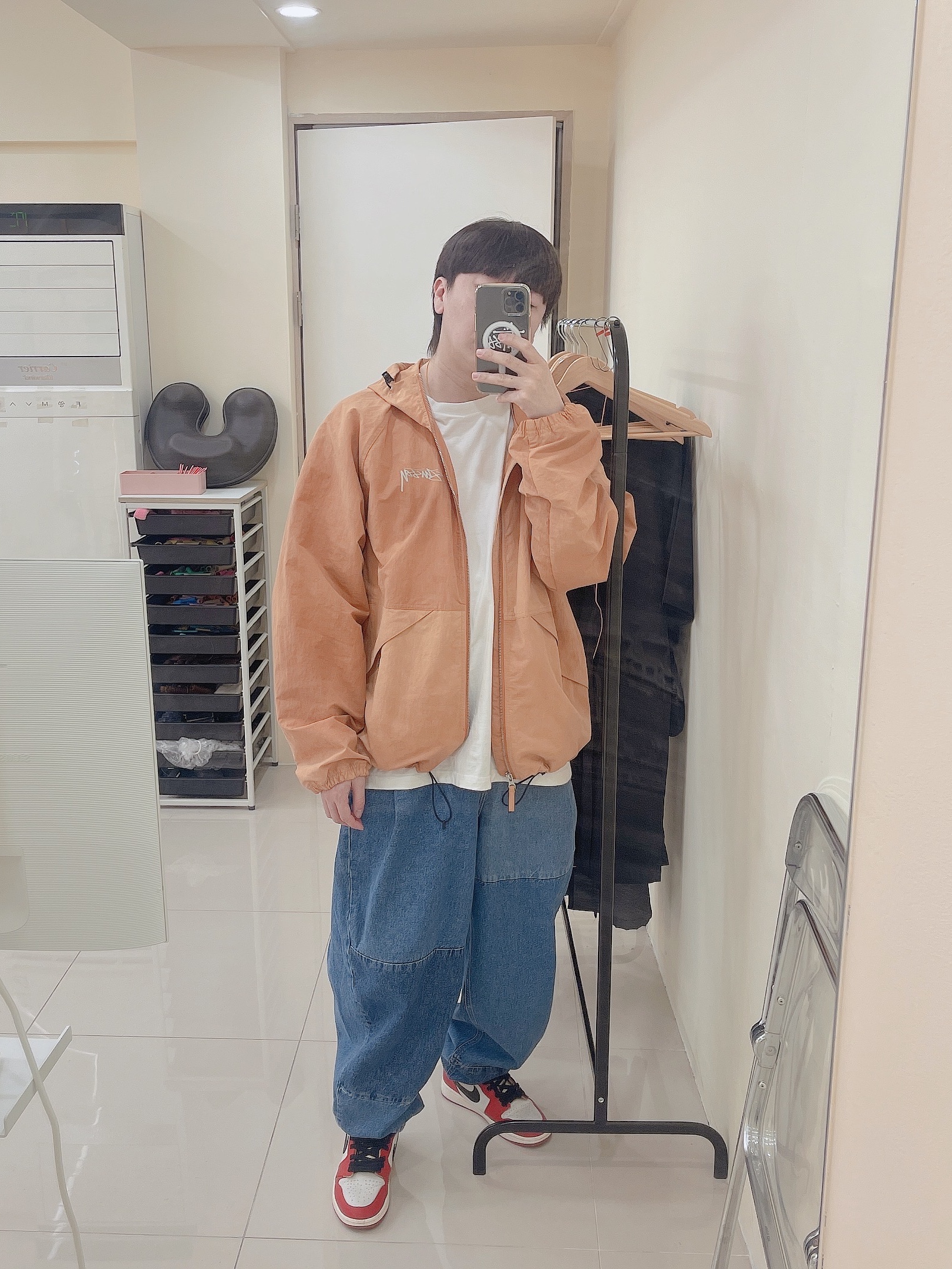 Stussy Wave Dye Beach Shell Jacket Orange, Zara x Ader Error Barrel Leg Jeans Blue 착용 스타일