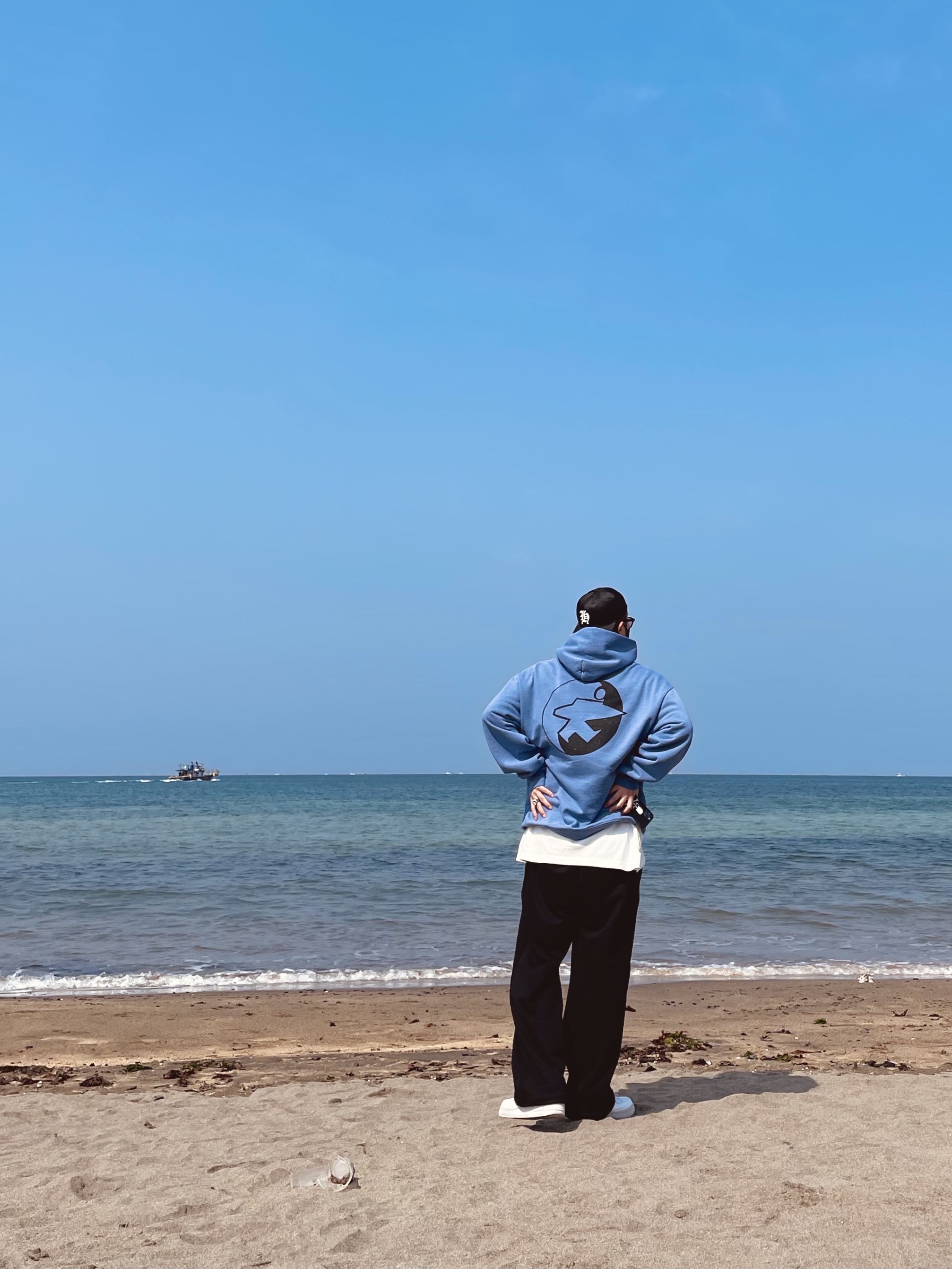 스투시 x 아워레가시 워크샵 서프맨 피그먼트 다이드 후드 블루, 나이키 x 슈프림 에어포스 1 로우 화이트 착용 스타일 - 1