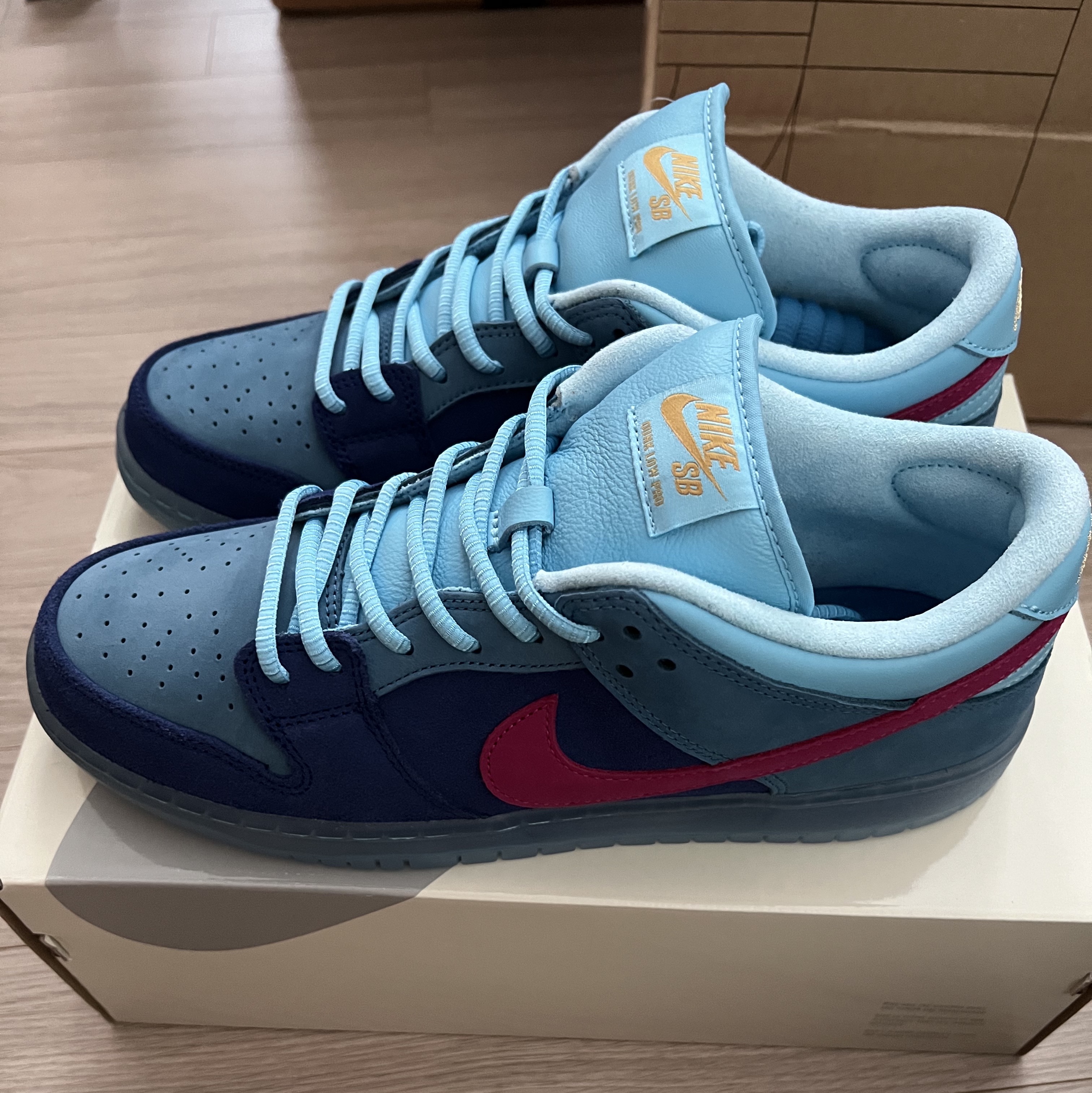 Nike x Run The Jewels SB Dunk Low Deep Royal Blue and Active Pink 착용 스타일