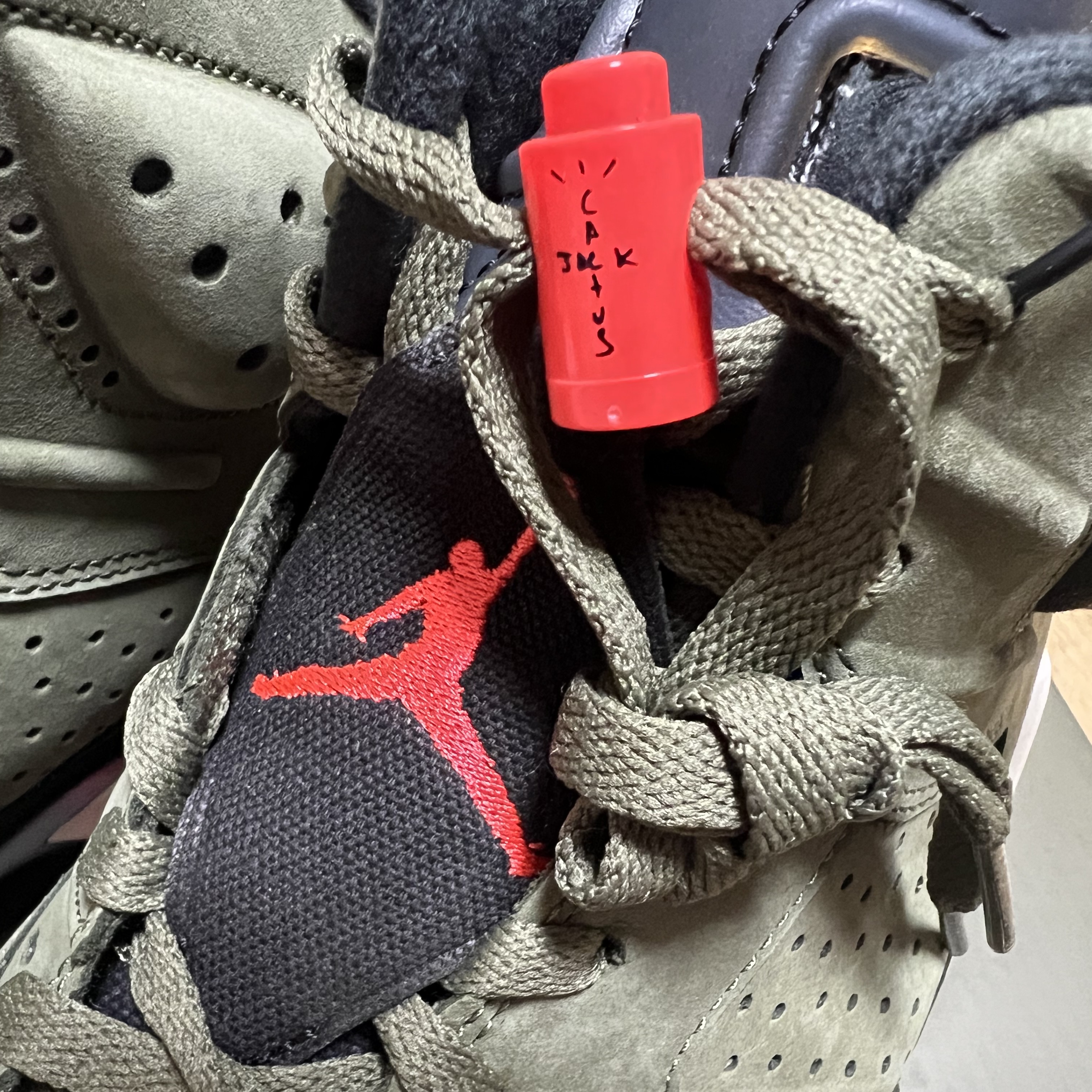 Jordan 6 x Travis Scott Retro Olive 착용 스타일 - 2