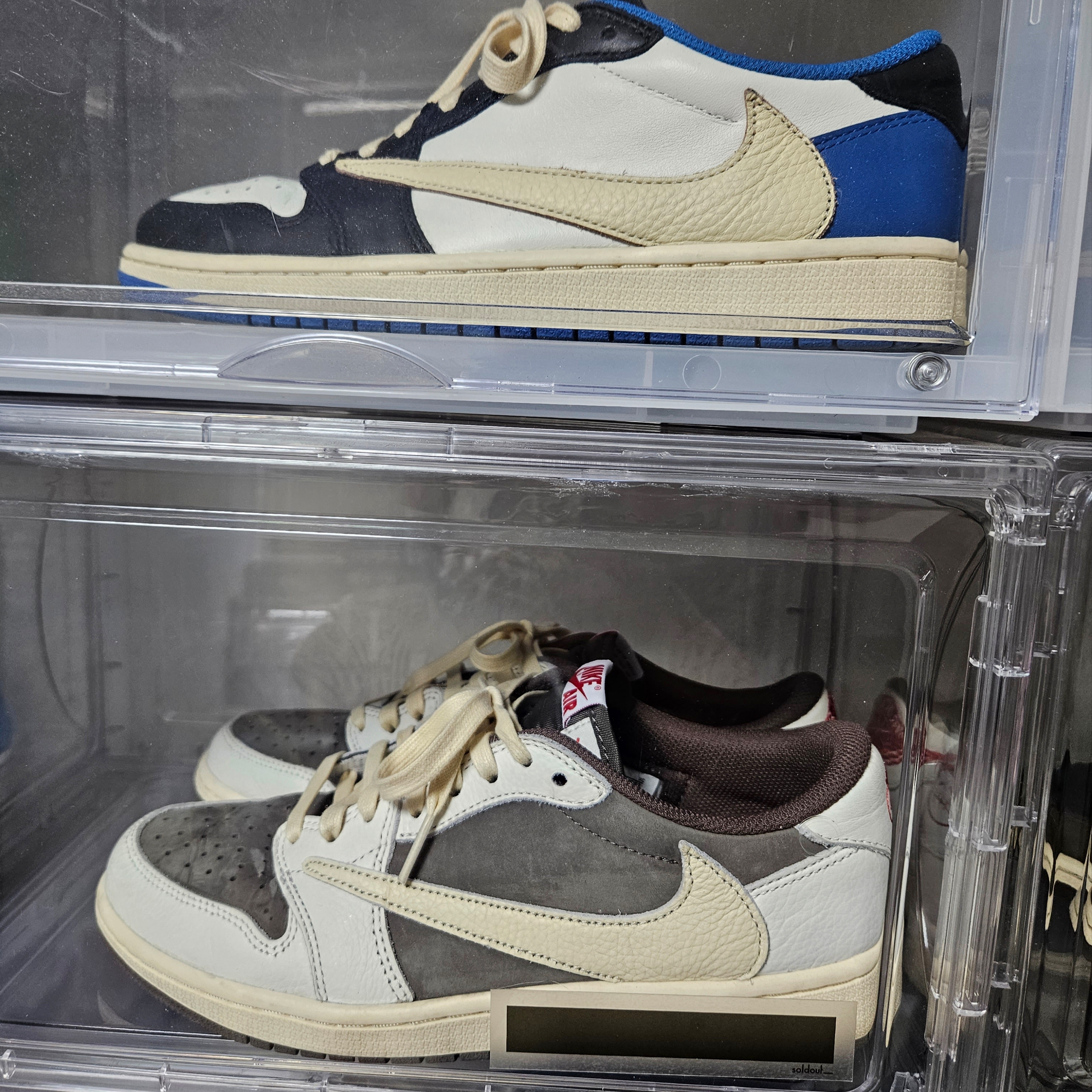 Jordan 1 x Travis Scott Retro Low OG SP Sail and Ridgerock, Jordan 1 x Travis Scott x Fragment Retro Low OG SP Military Blue 착용 스타일
