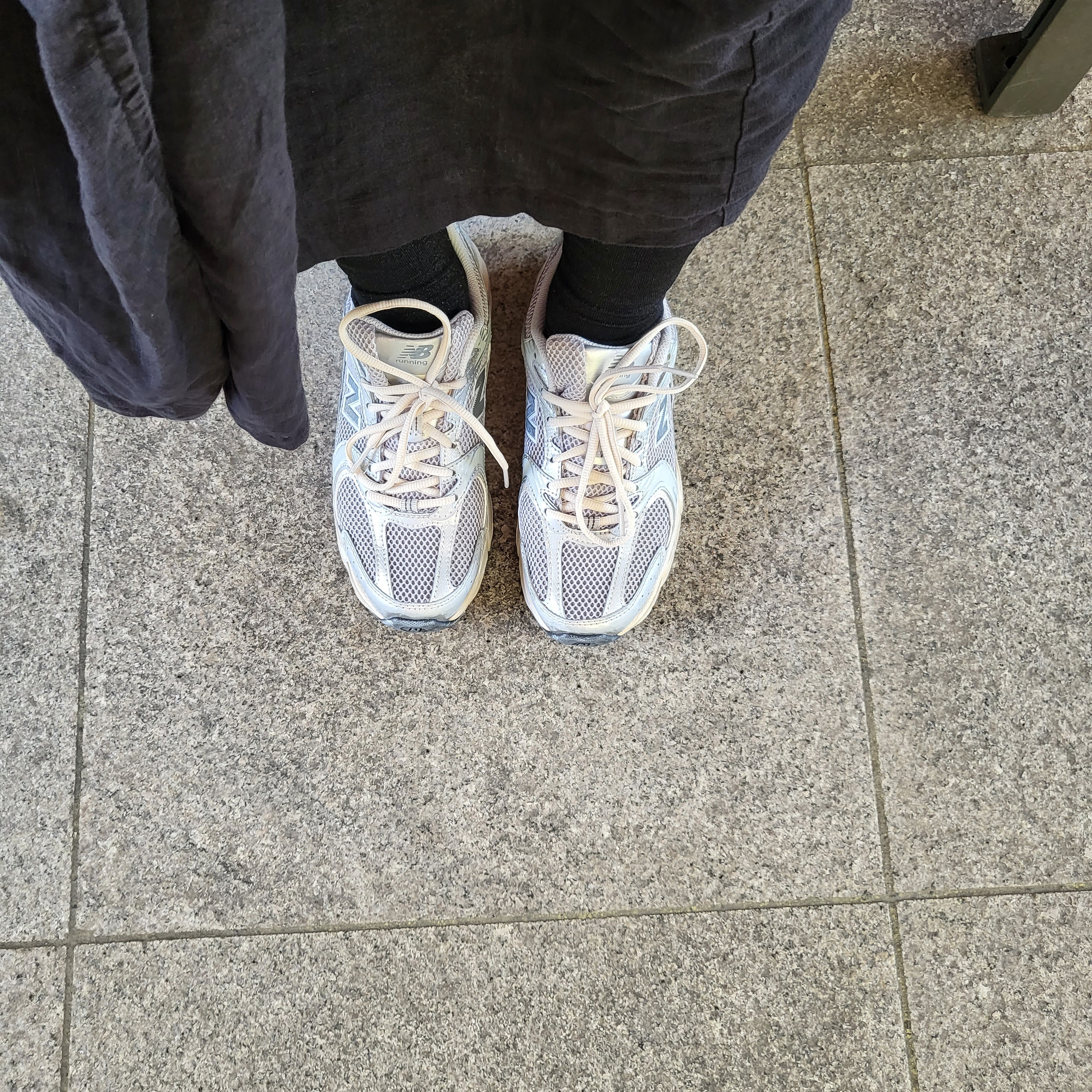 New Balance 530 Vintage Metallic Silver 착용 스타일