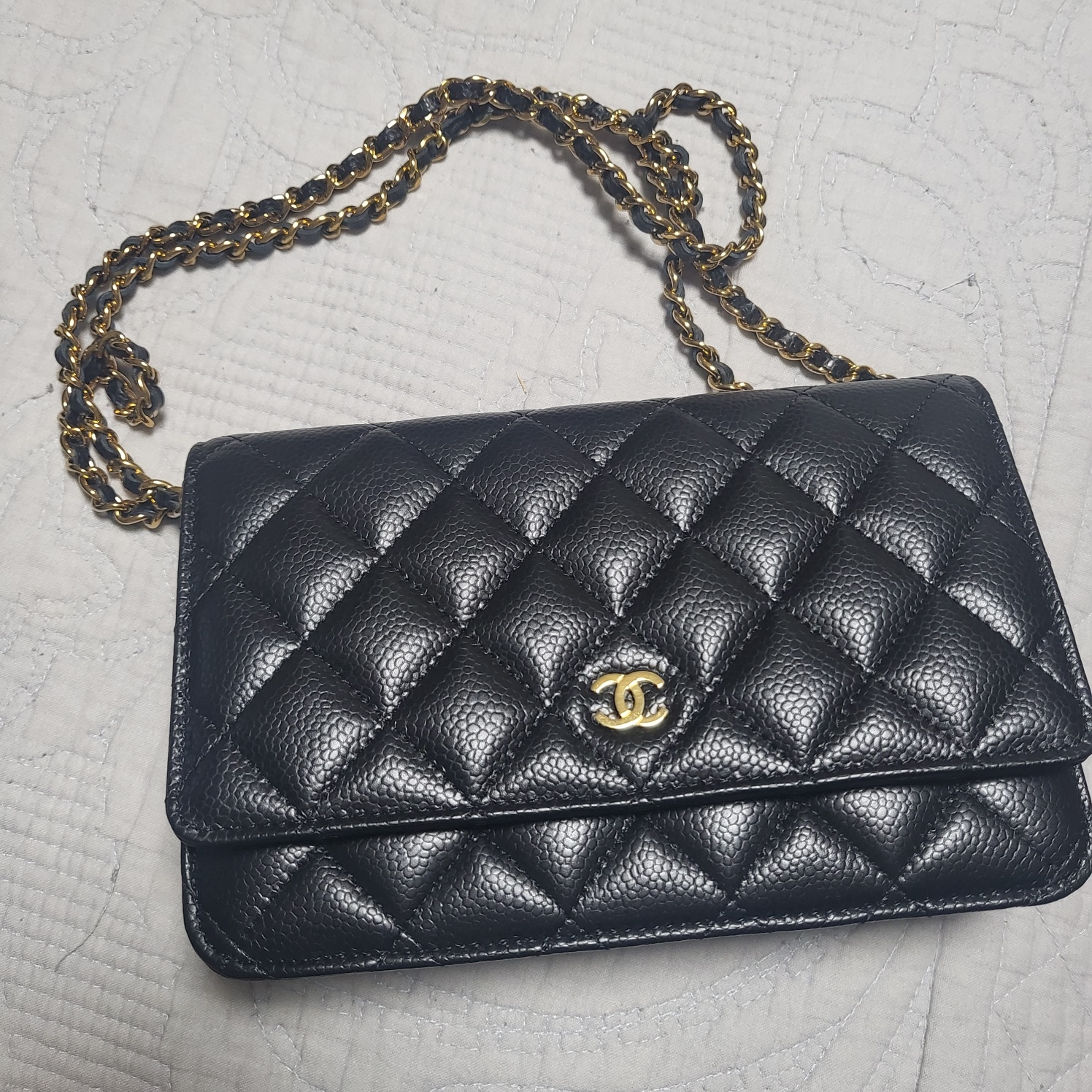 Chanel Classic Wallet On Chain Grained Calfskin & Gold Black 착용 스타일 - 2