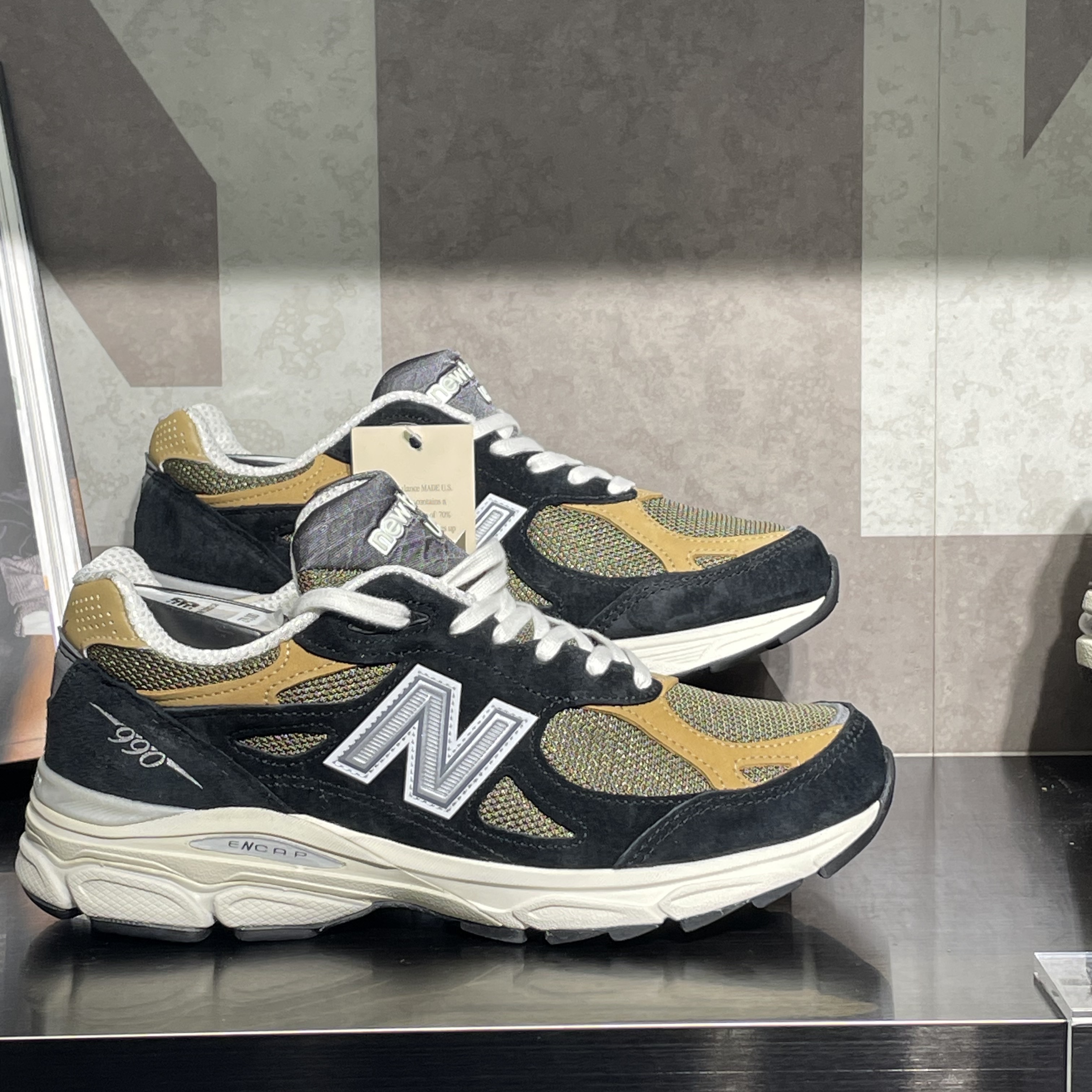 New Balance 990v3 Made in USA Black Tan 착용 스타일