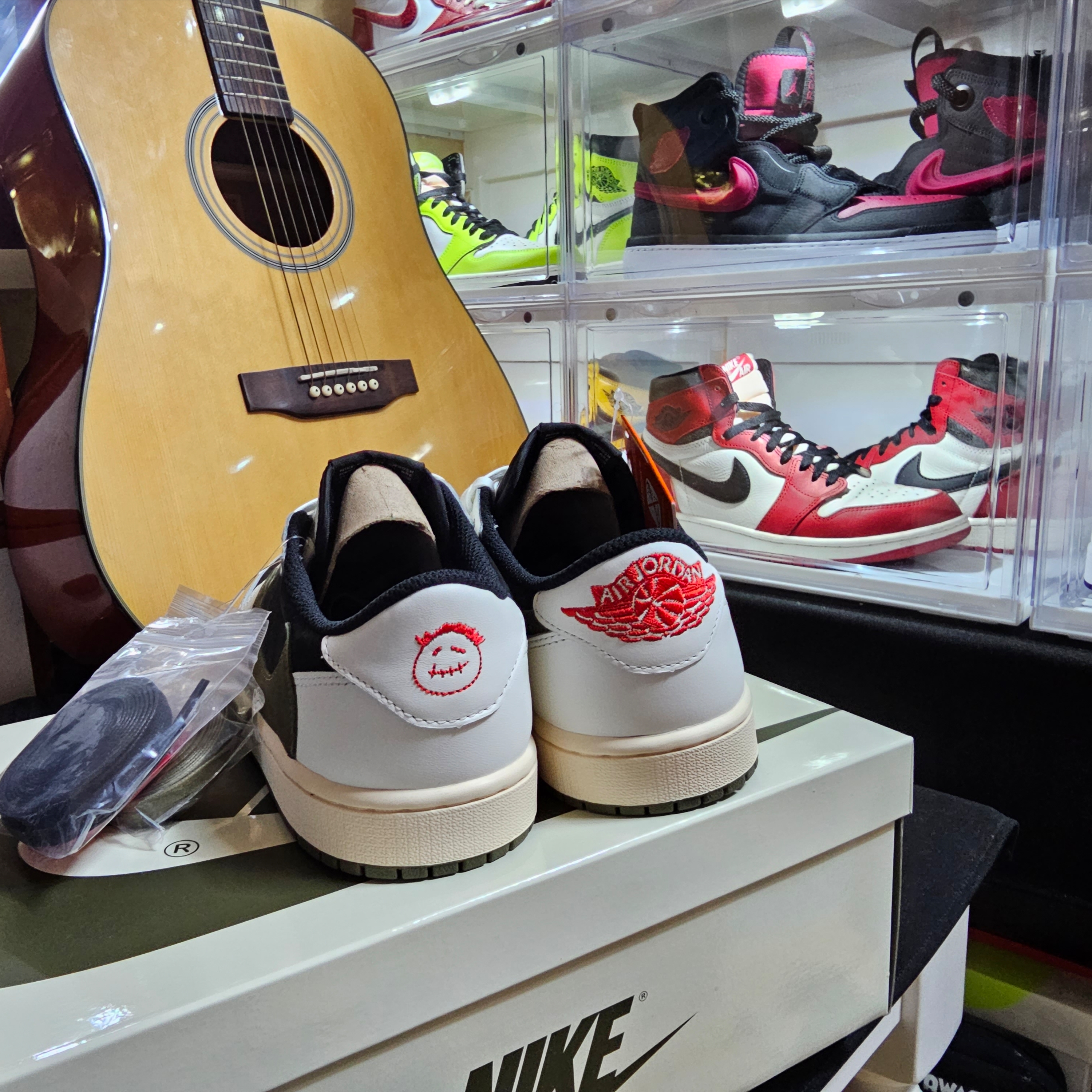 (W) Jordan 1 x Travis Scott Retro Low OG SP Medium Olive, Jordan 1 Retro High OG Pollen 착용 스타일 - 5